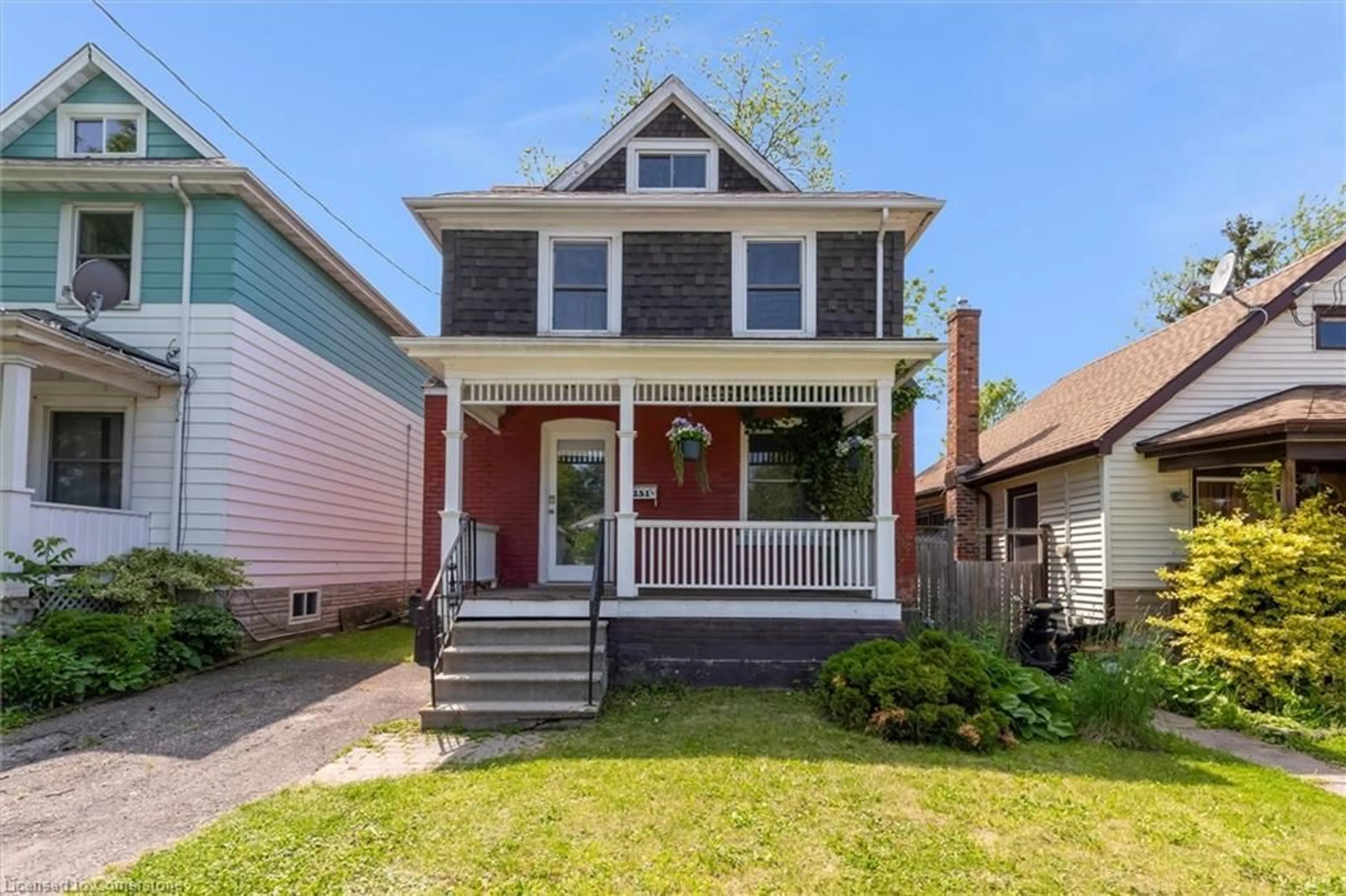 Home with vinyl exterior material, street for 251 1/2 Lake St, St. Catharines Ontario L2R 5Z5