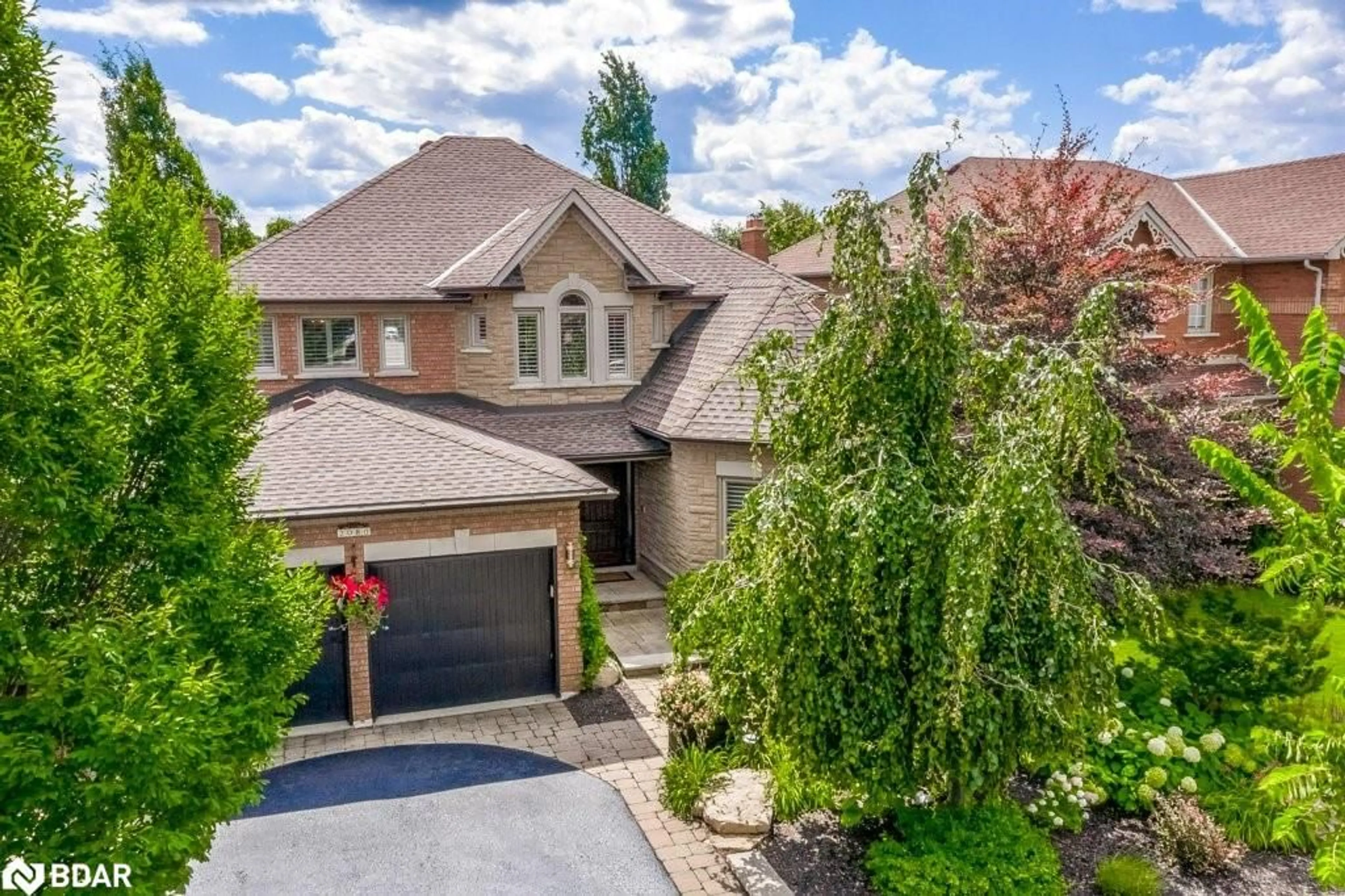 A pic from outside/outdoor area/front of a property/back of a property/a pic from drone, street for 2080 Mckerlie Cres, Burlington Ontario L7M 4E8