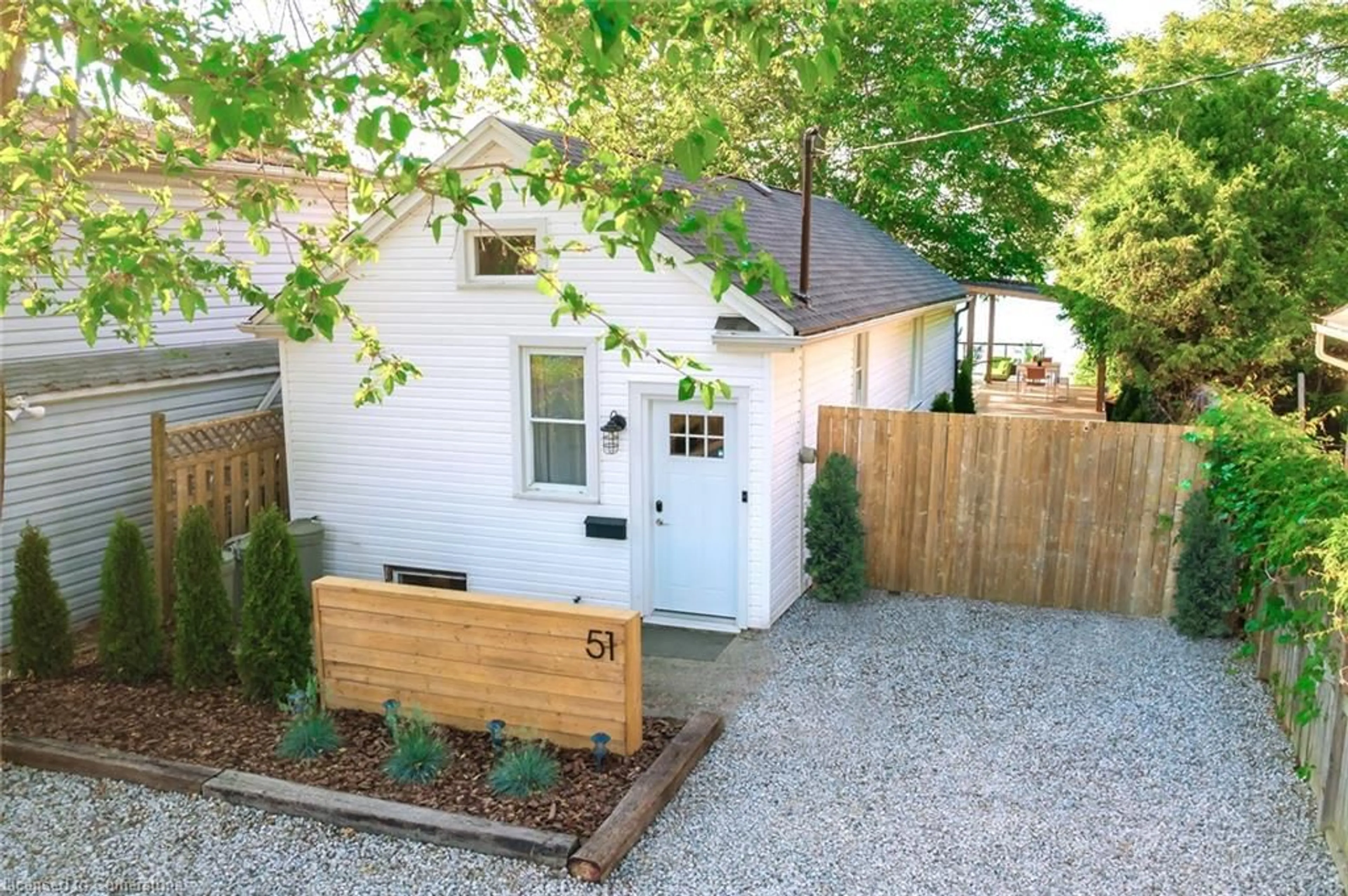 A pic from outside/outdoor area/front of a property/back of a property/a pic from drone, street for 51 Lakeside Dr, St. Catharines Ontario L2M 1P3