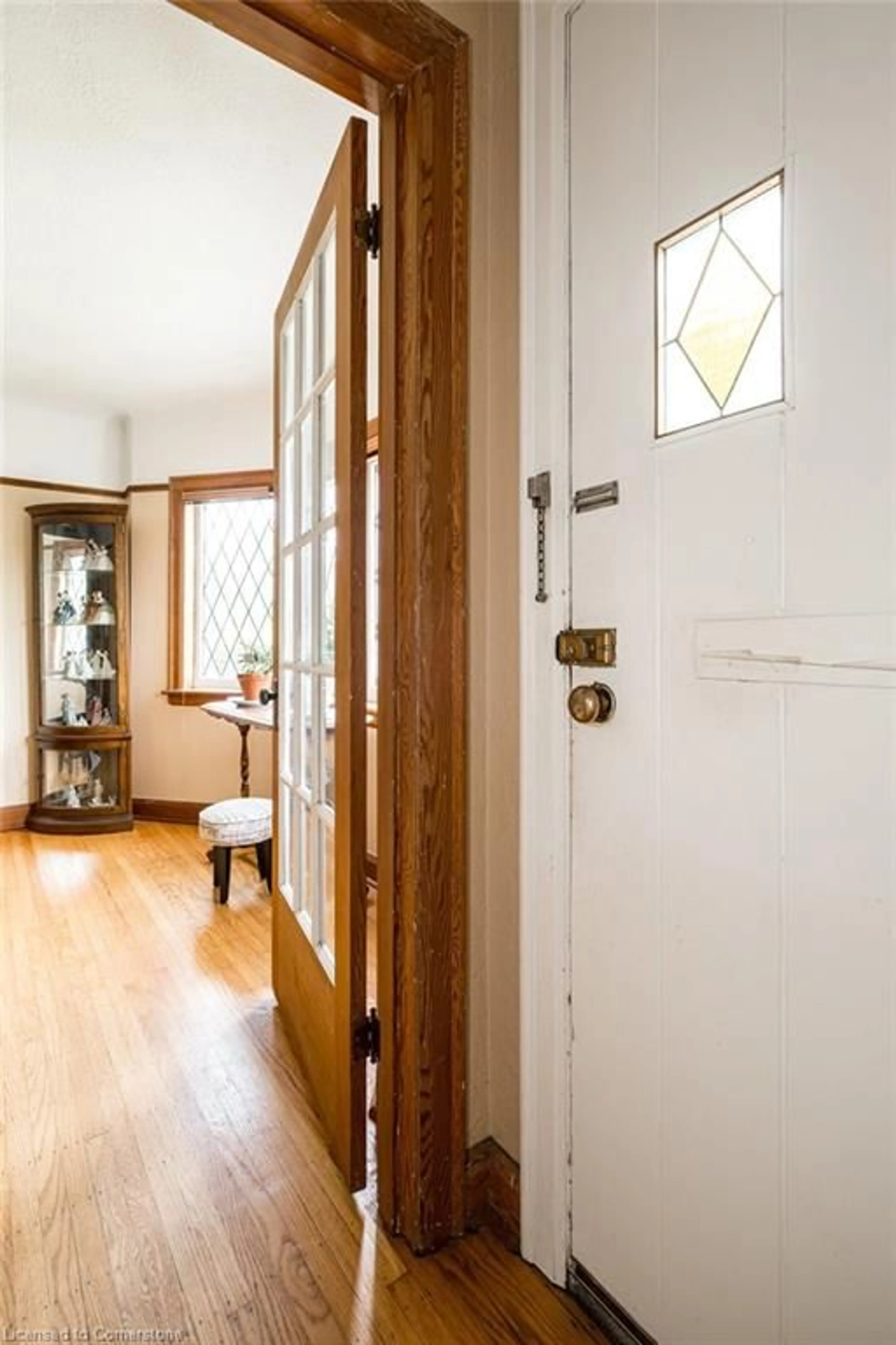 Indoor entryway for 60 Longwood Rd, Hamilton Ontario L8S 1S5