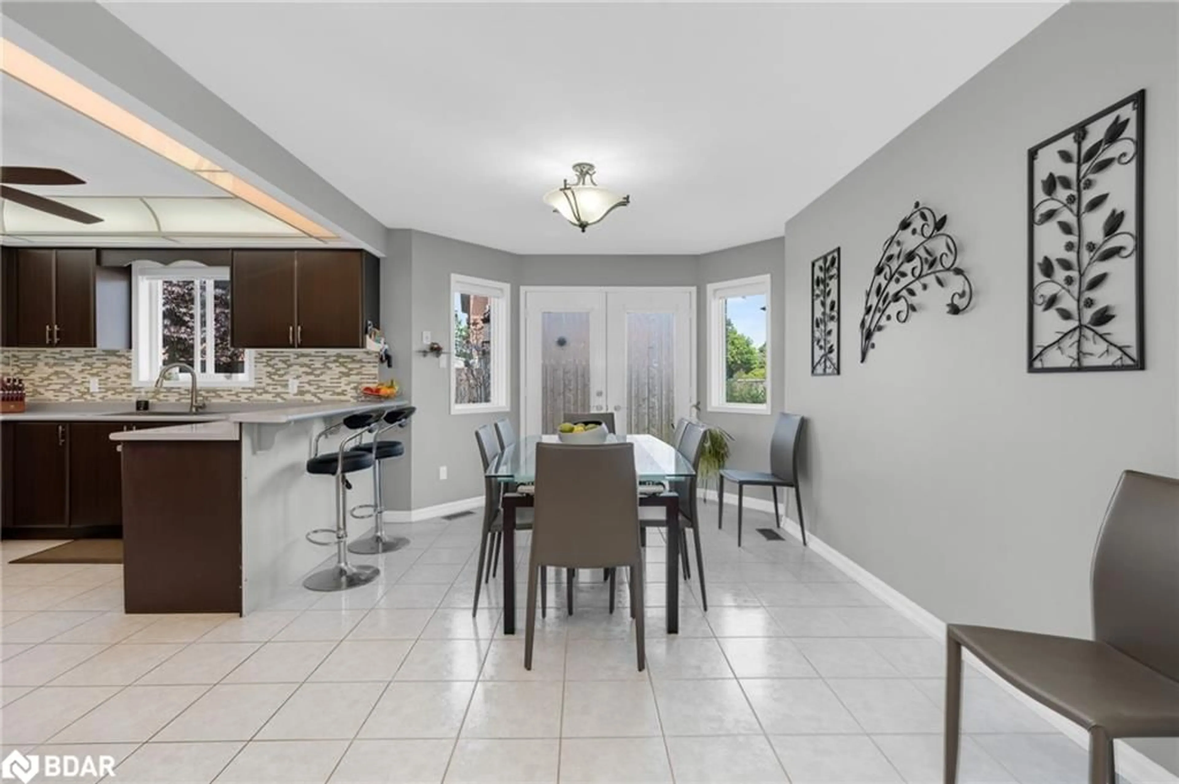 Open concept kitchen, ceramic/tile floor for 36 Benson Dr, Barrie Ontario L4N 7Y1