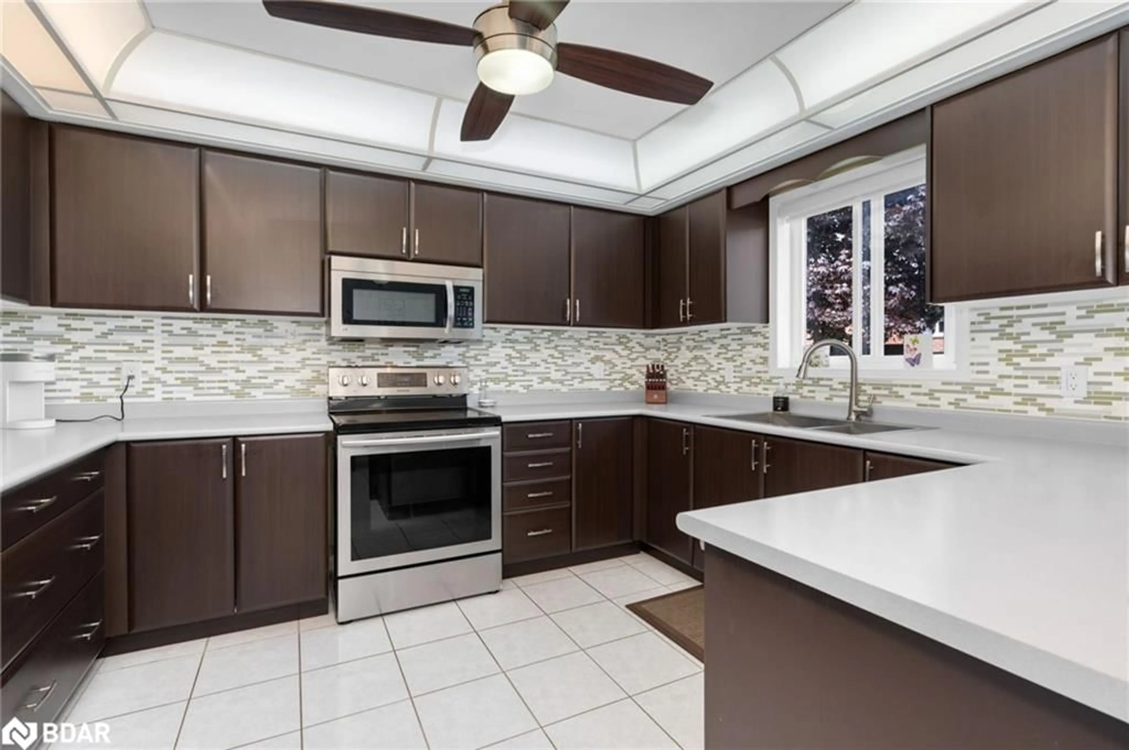 Open concept kitchen, ceramic/tile floor for 36 Benson Dr, Barrie Ontario L4N 7Y1