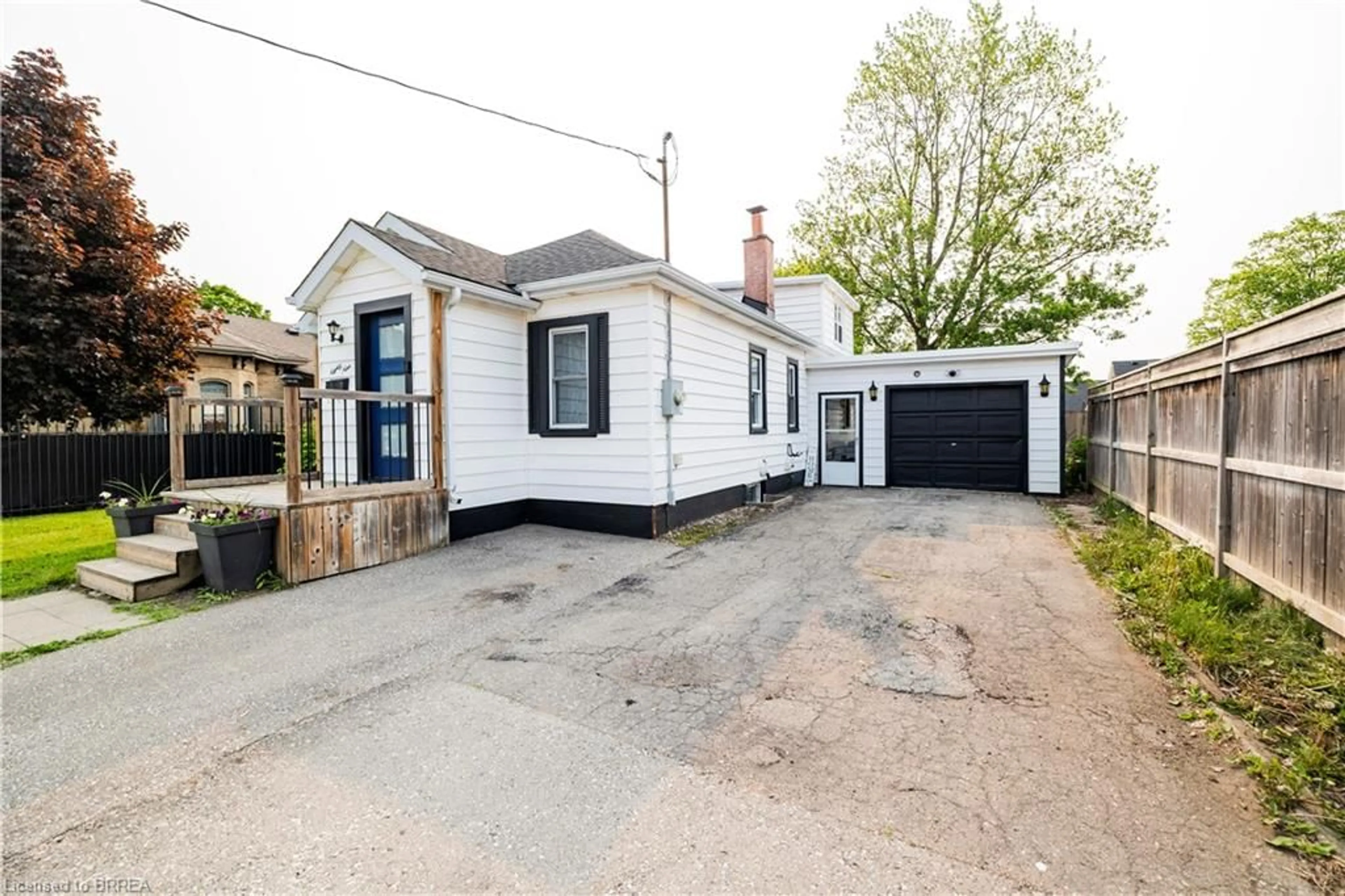 A pic from outside/outdoor area/front of a property/back of a property/a pic from drone, street for 89 North Park St, Brantford Ontario N3R 4K2