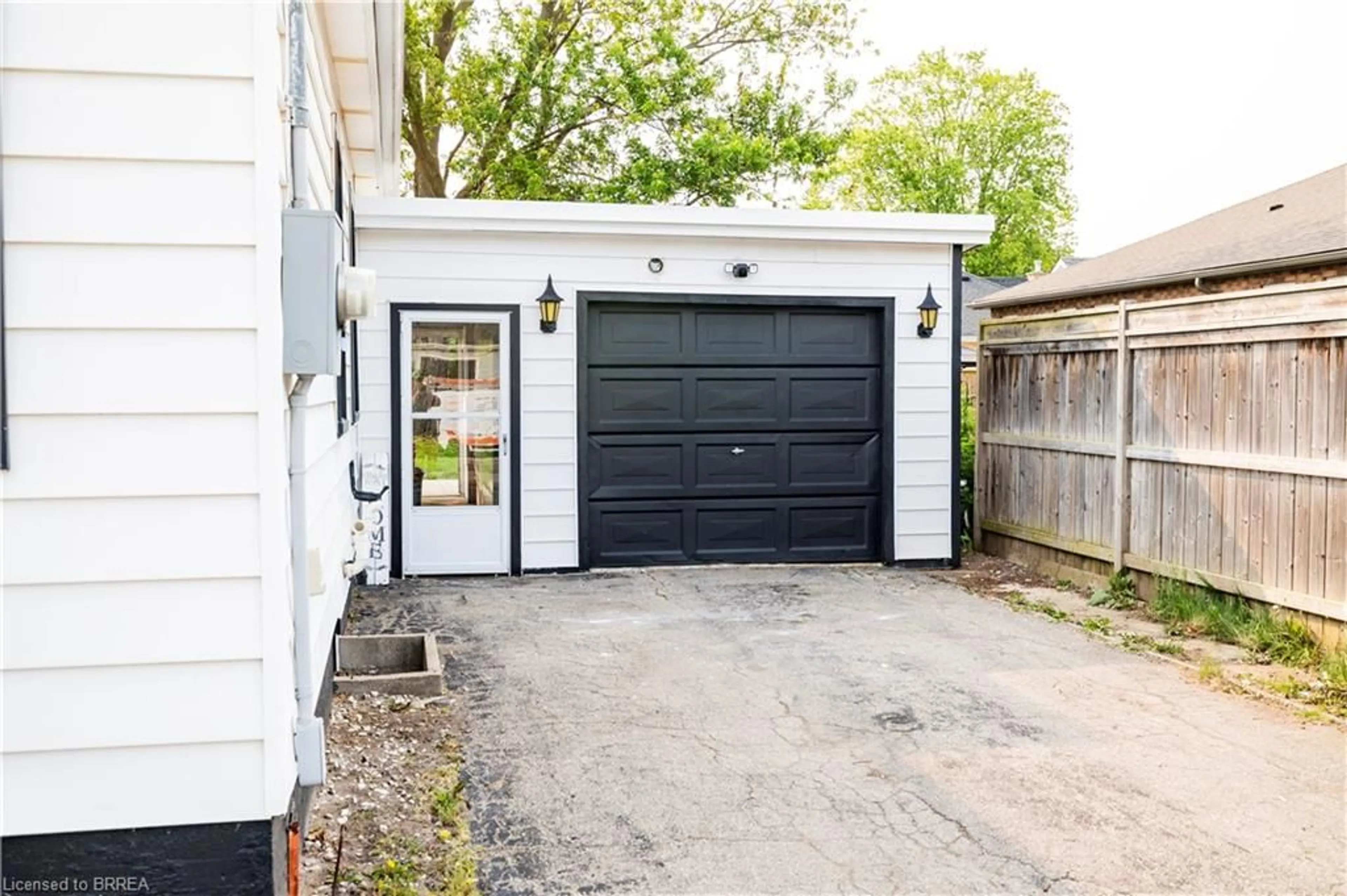 Indoor garage for 89 North Park St, Brantford Ontario N3R 4K2
