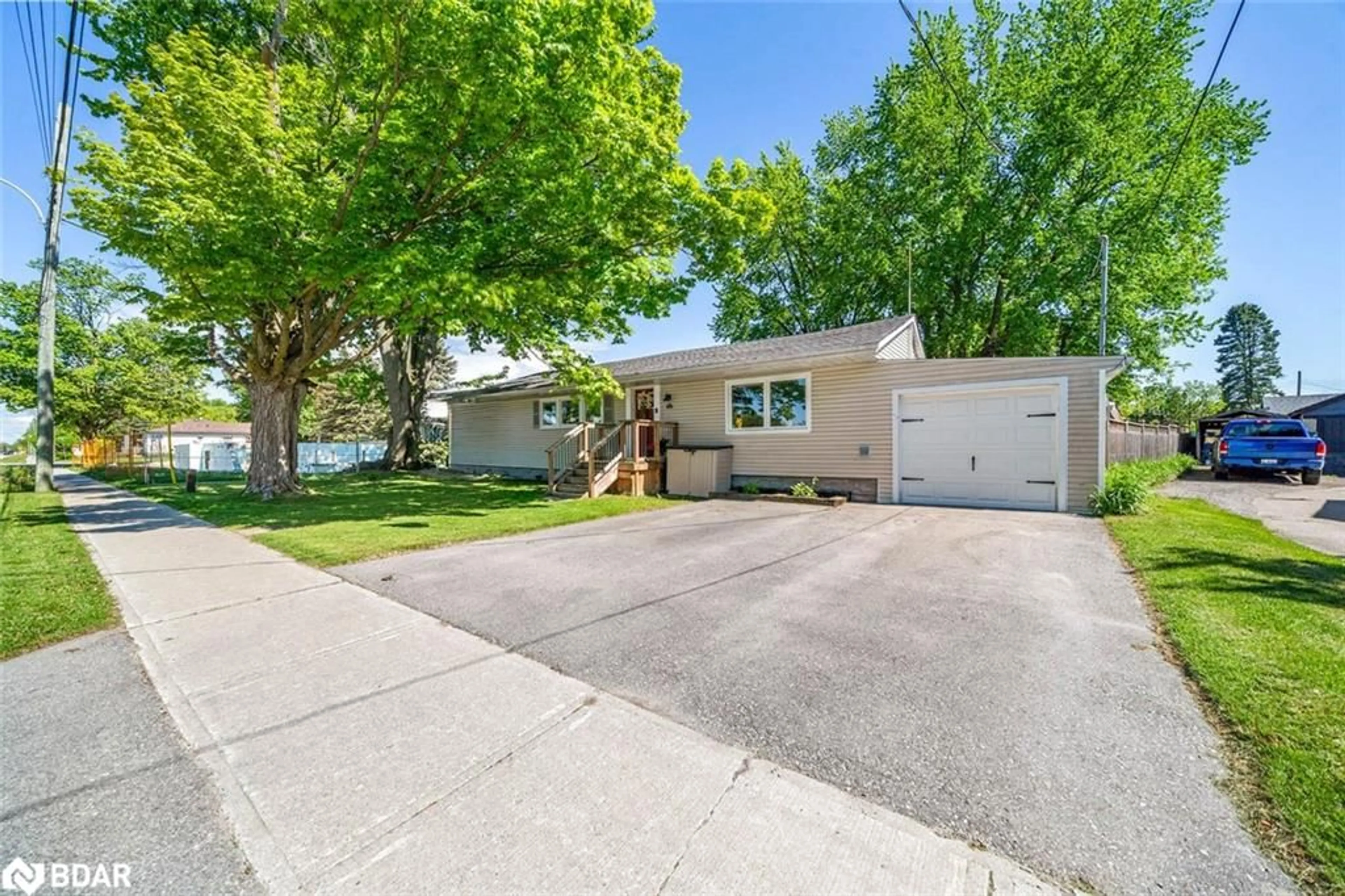 Unknown for 22 Centre St, Angus Ontario L0M 1B0