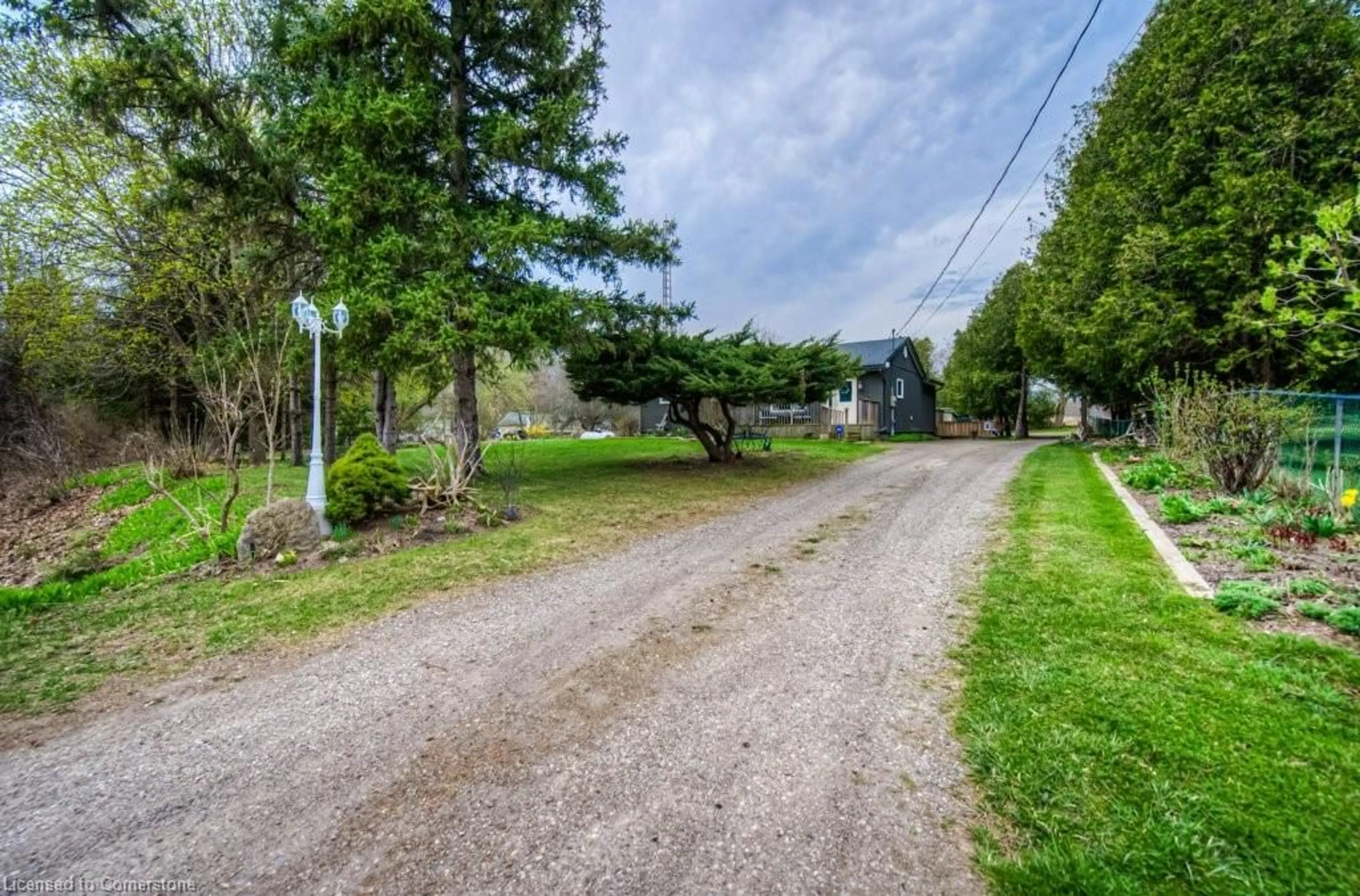 A pic from outside/outdoor area/front of a property/back of a property/a pic from drone, street for 521 Brant Rd, Cambridge Ontario N1R 5S6