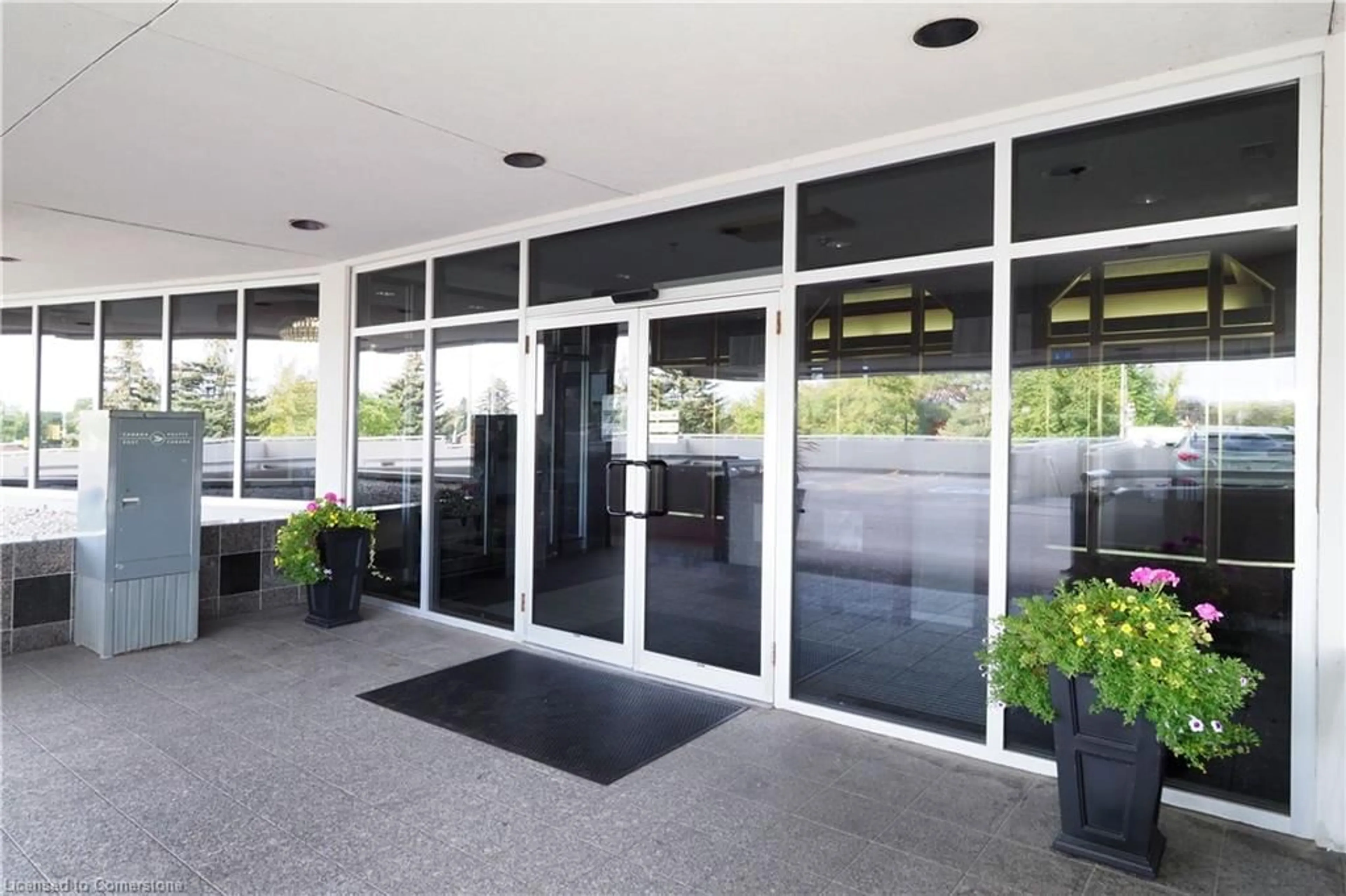 Indoor foyer for 190 Hespeler Rd #1001, Cambridge Ontario N1R 8B8