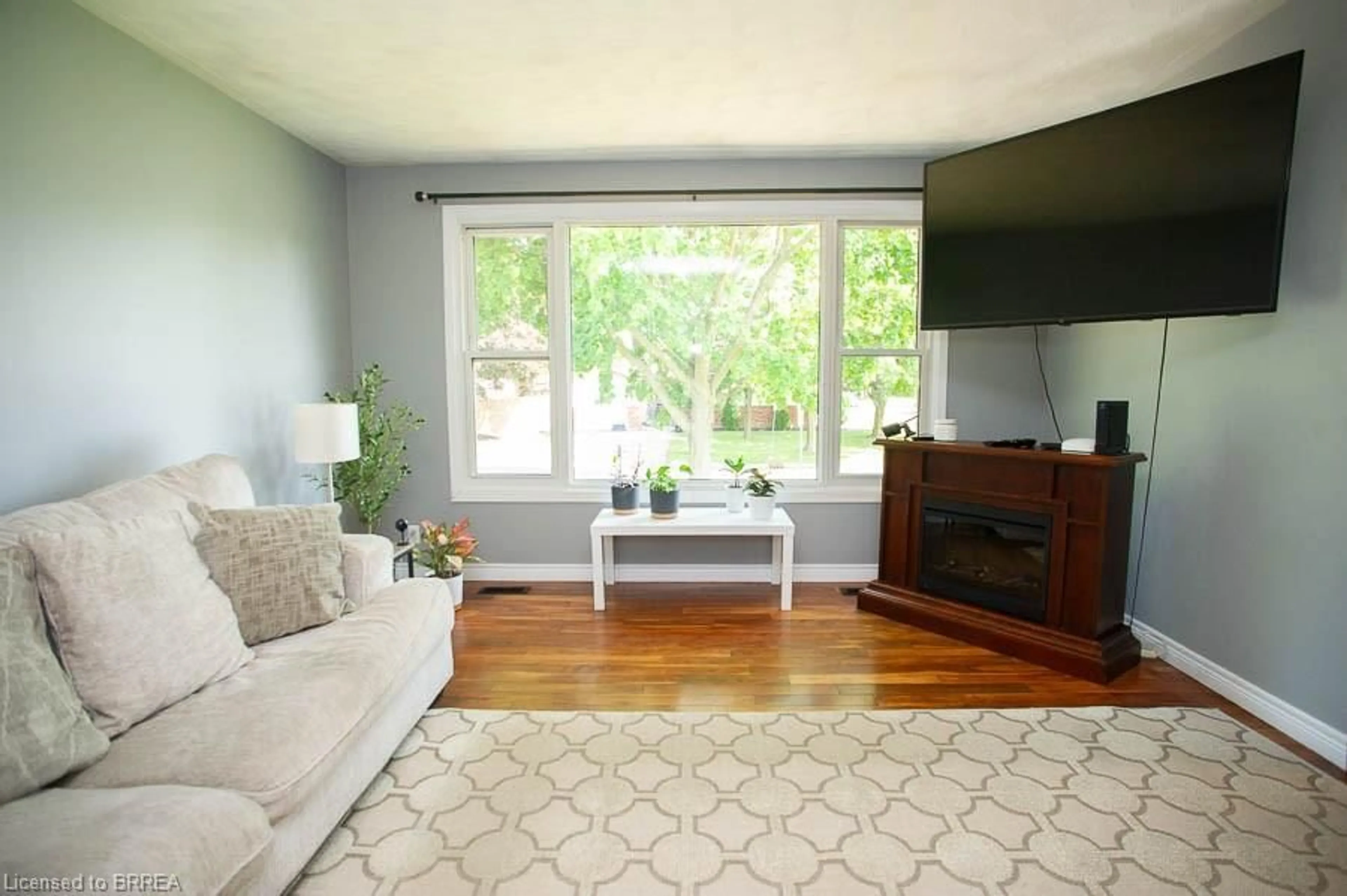 Living room with furniture, unknown for 6 Berkley Cres, Simcoe Ontario N3Y 4T4