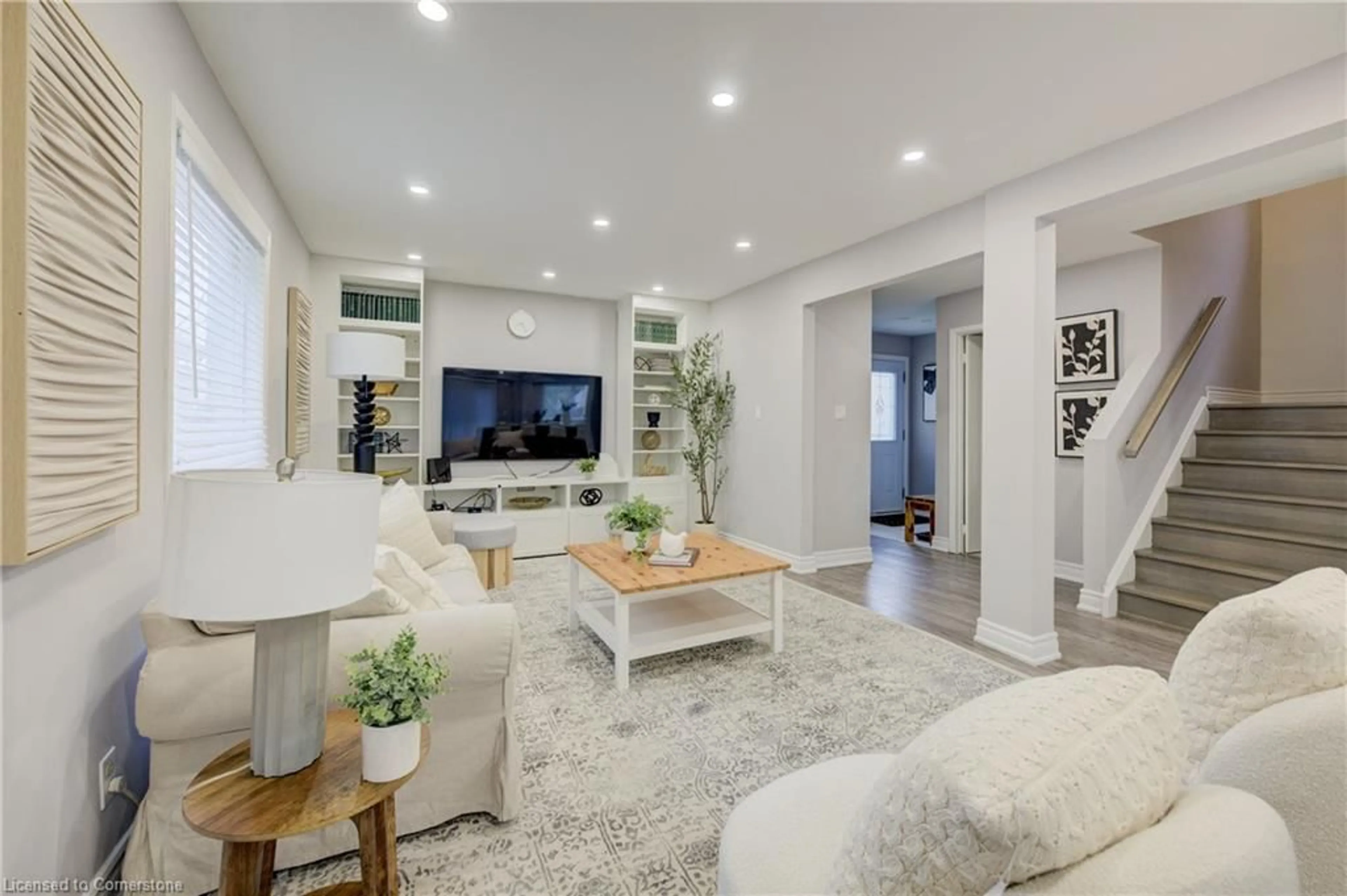 Living room with furniture, unknown for 3210 Anderson Cres, Mississauga Ontario L5N 2Y5