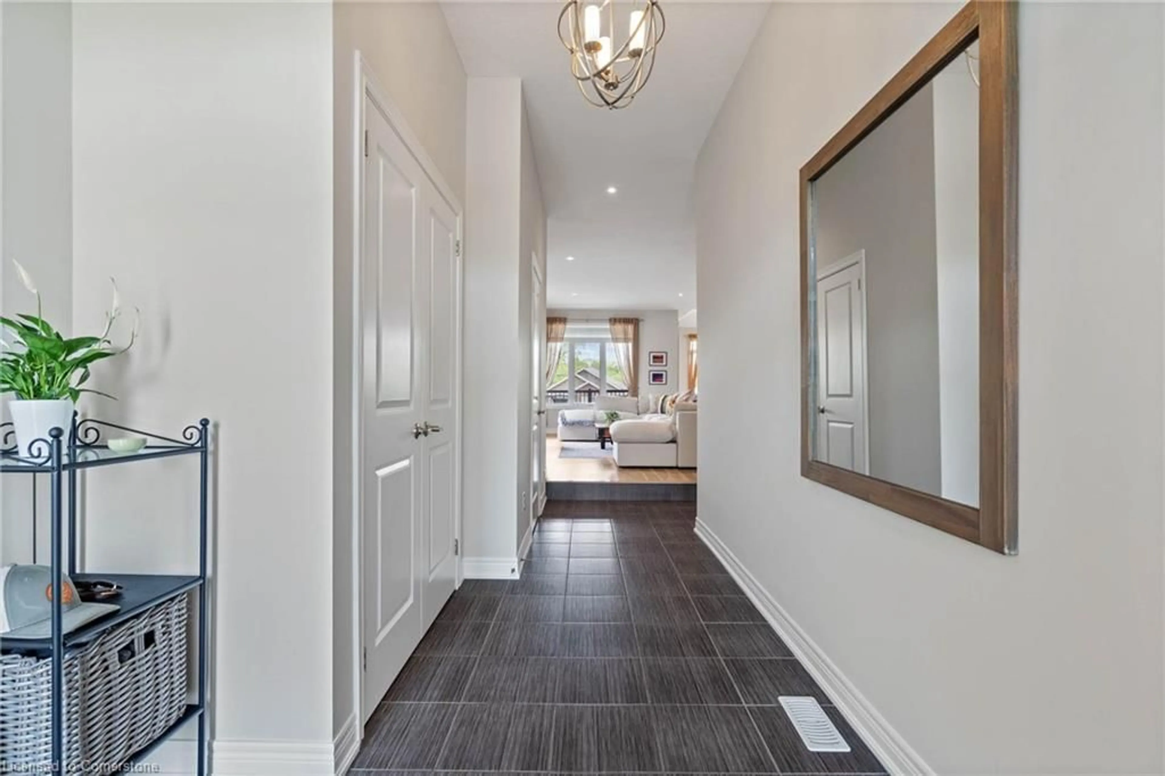 Indoor entryway for 21 Balmoral St, Paris Ontario N3L 1P2