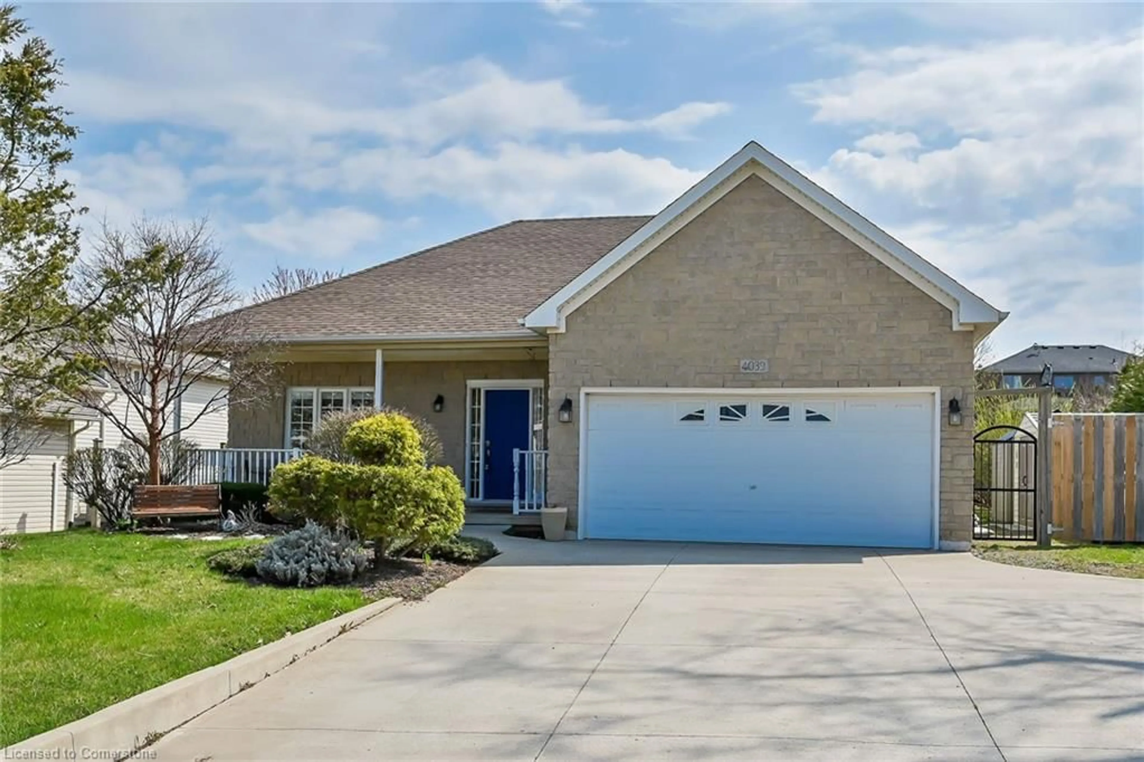 Home with vinyl exterior material, street for 4039 Mountain St, Beamsville Ontario L0R 1B7