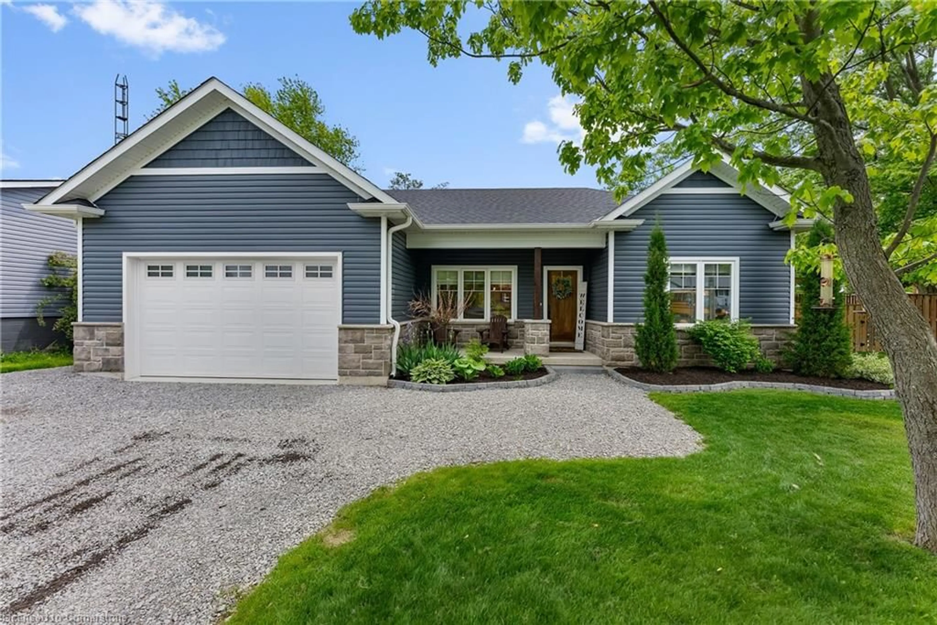 Home with vinyl exterior material, street for 33 Oswego Park Rd, Dunnville Ontario N1A 2W2