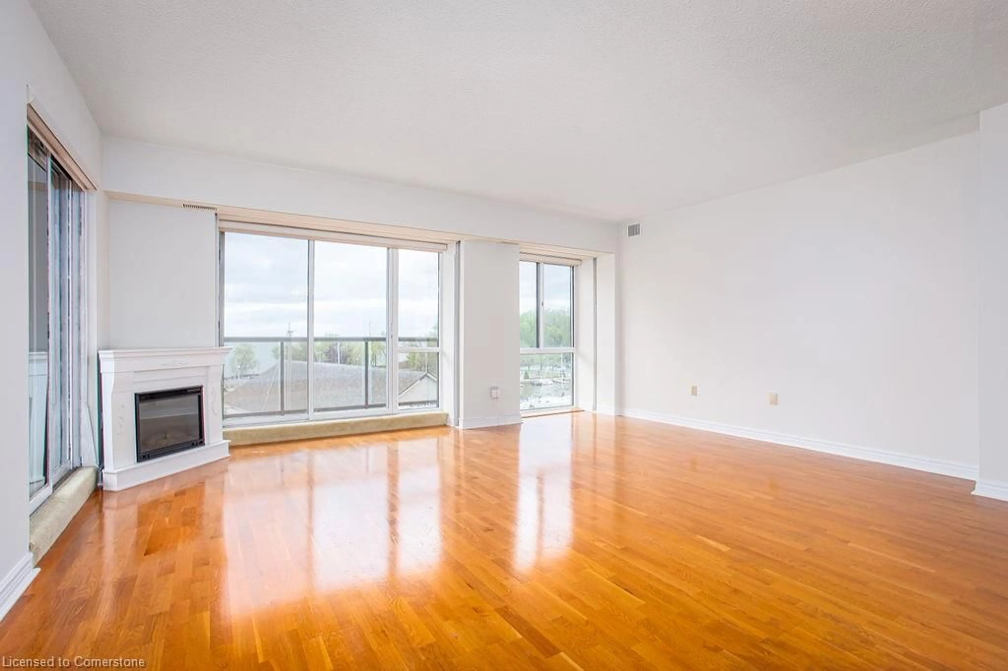 Living room with furniture, wood/laminate floor for 102 Bronte Rd #315, Oakville Ontario L7L 6J5
