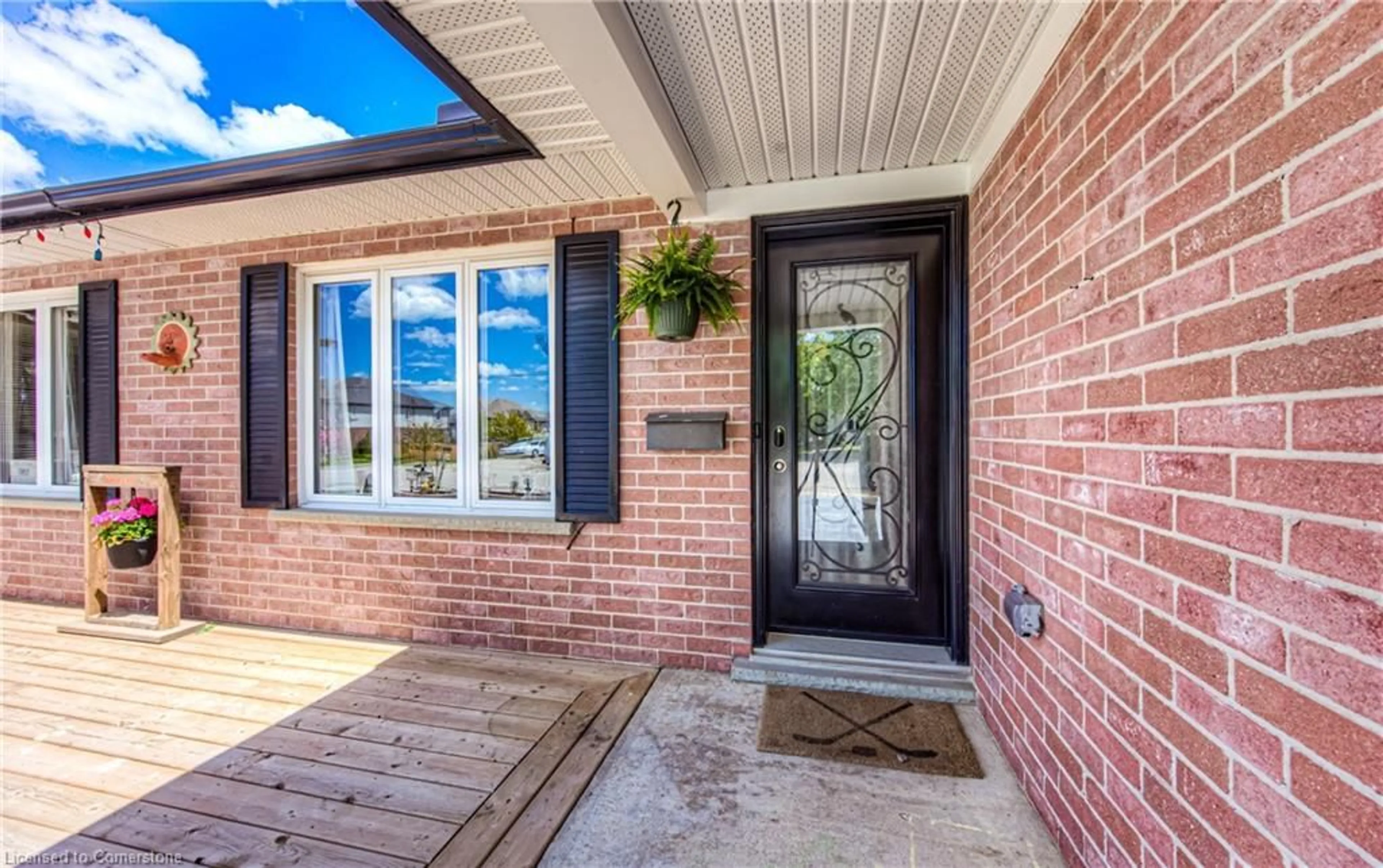 Indoor entryway for 71 Catherine St, New Hamburg Ontario N3A 1Z7