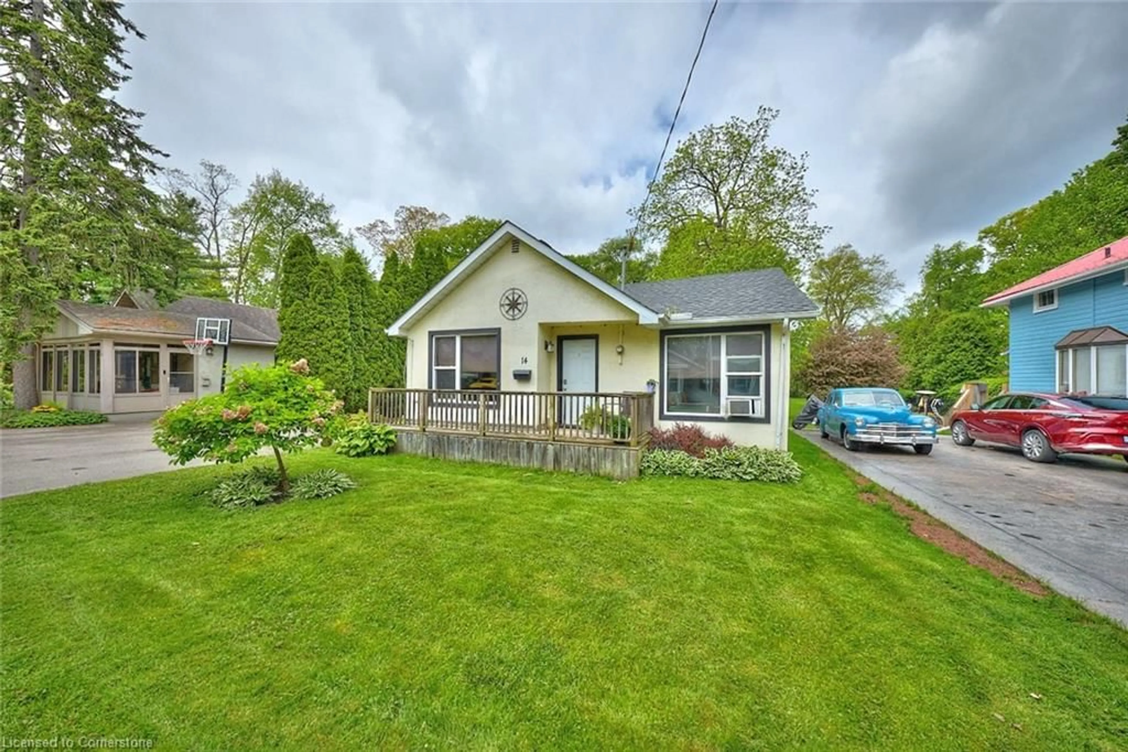 A pic from outside/outdoor area/front of a property/back of a property/a pic from drone, street for 14 Betts Ave, Grimsby Ontario L3M 2S8