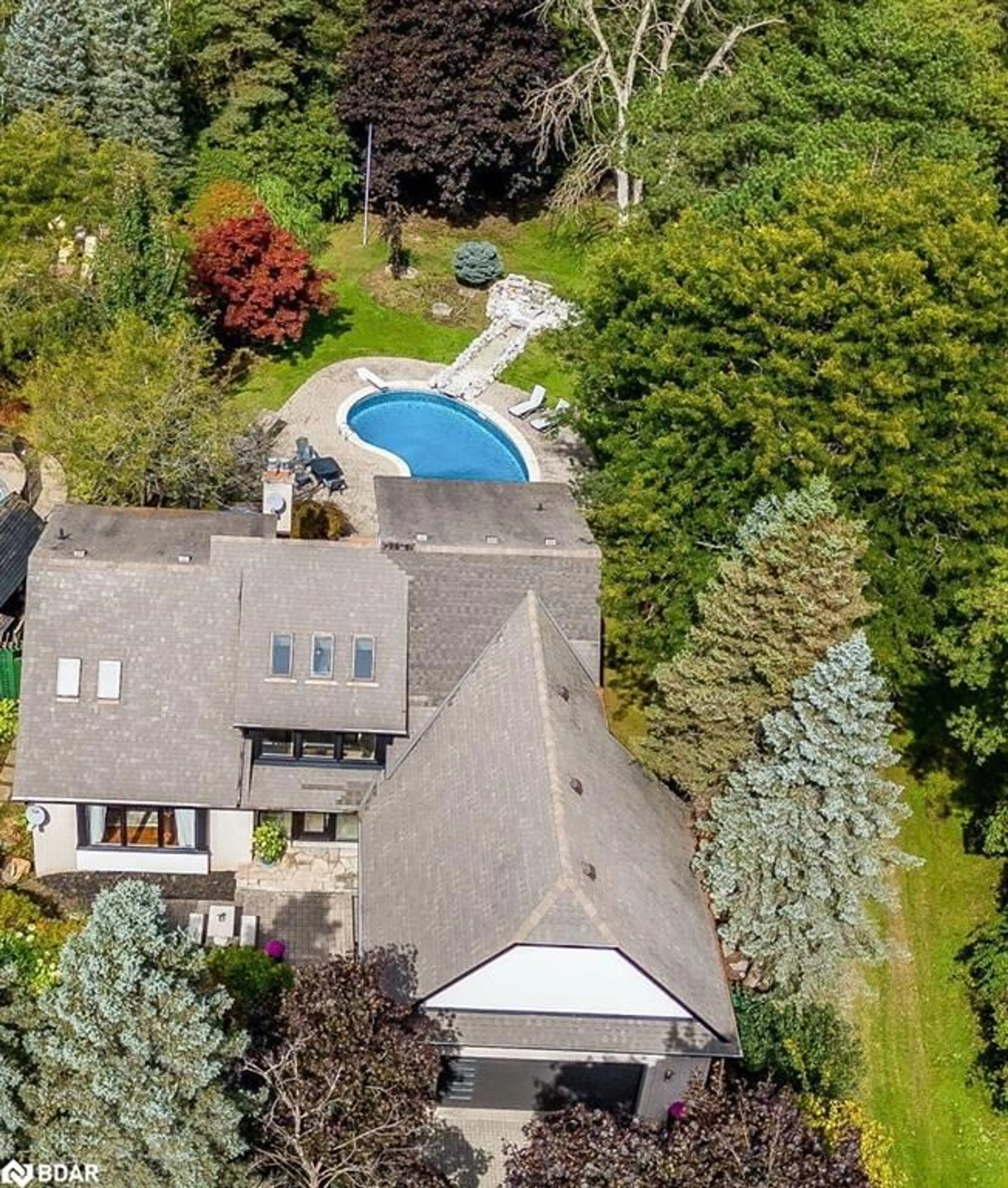 A pic from outside/outdoor area/front of a property/back of a property/a pic from drone, street for 355 Golf Links Rd, Ancaster Ontario L9G 4G6
