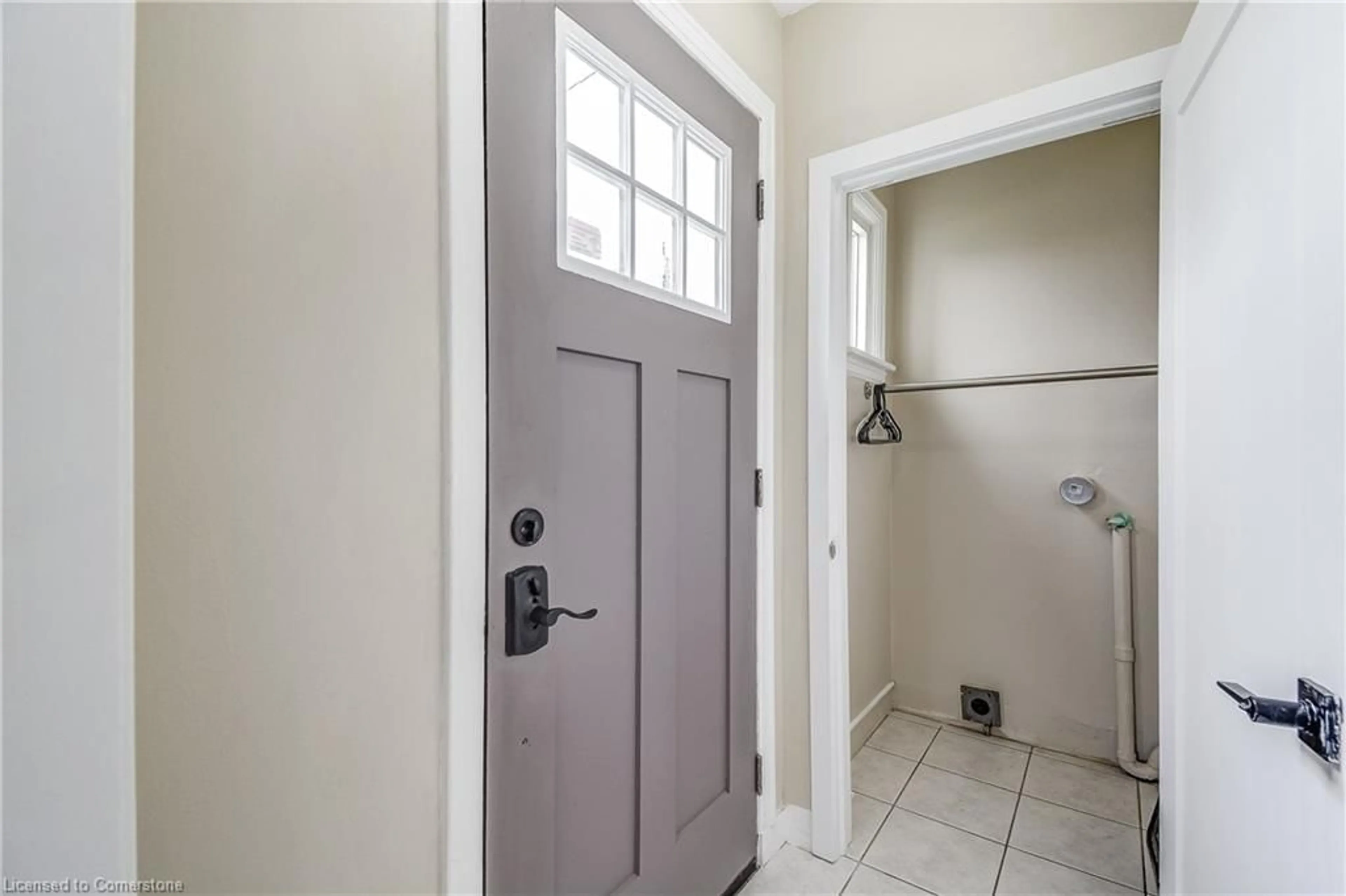 Indoor entryway for 355 East 21st St, Hamilton Ontario L8V 2V1