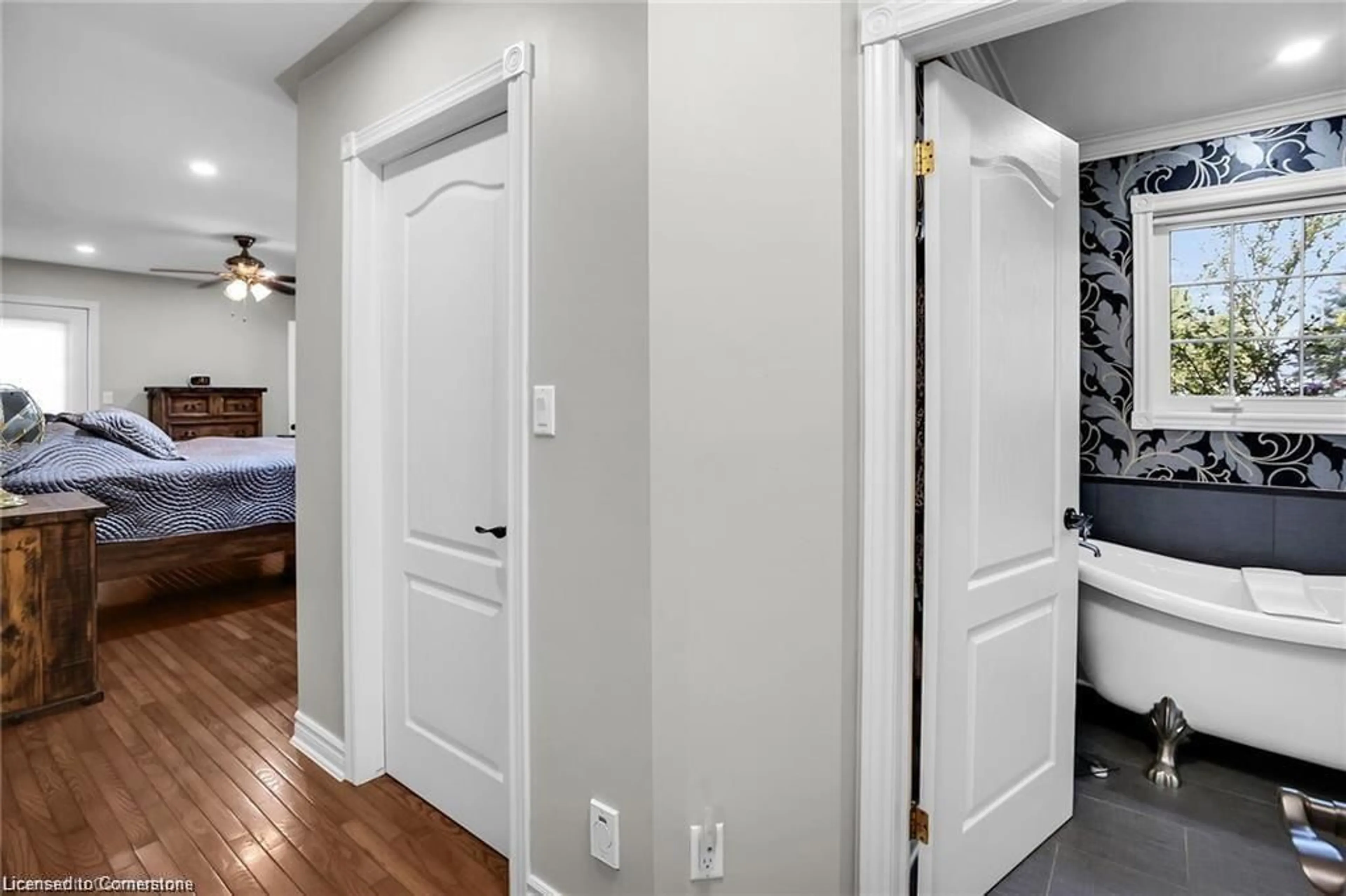 Indoor entryway for 975 Foss Road, Fenwick Ontario L0S 1C0