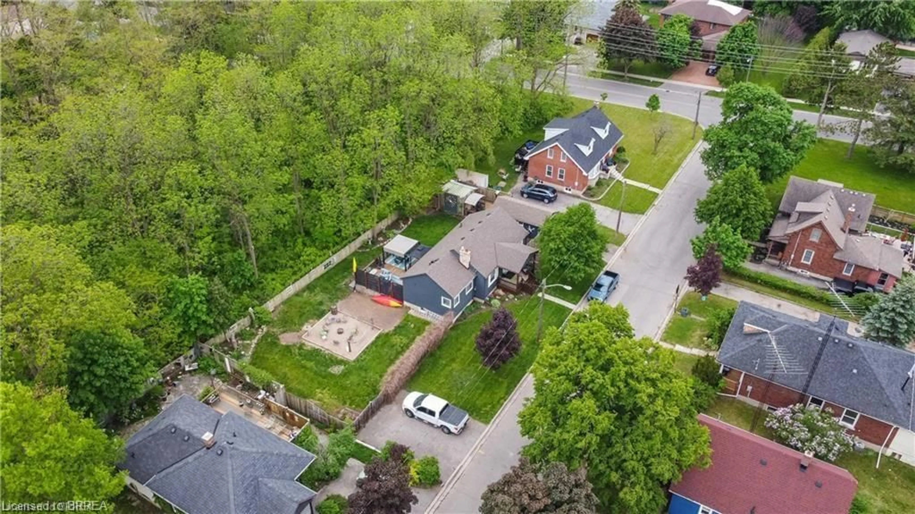 A pic from outside/outdoor area/front of a property/back of a property/a pic from drone, street for 21 Robinson Ave, Brantford Ontario N3S 1J9