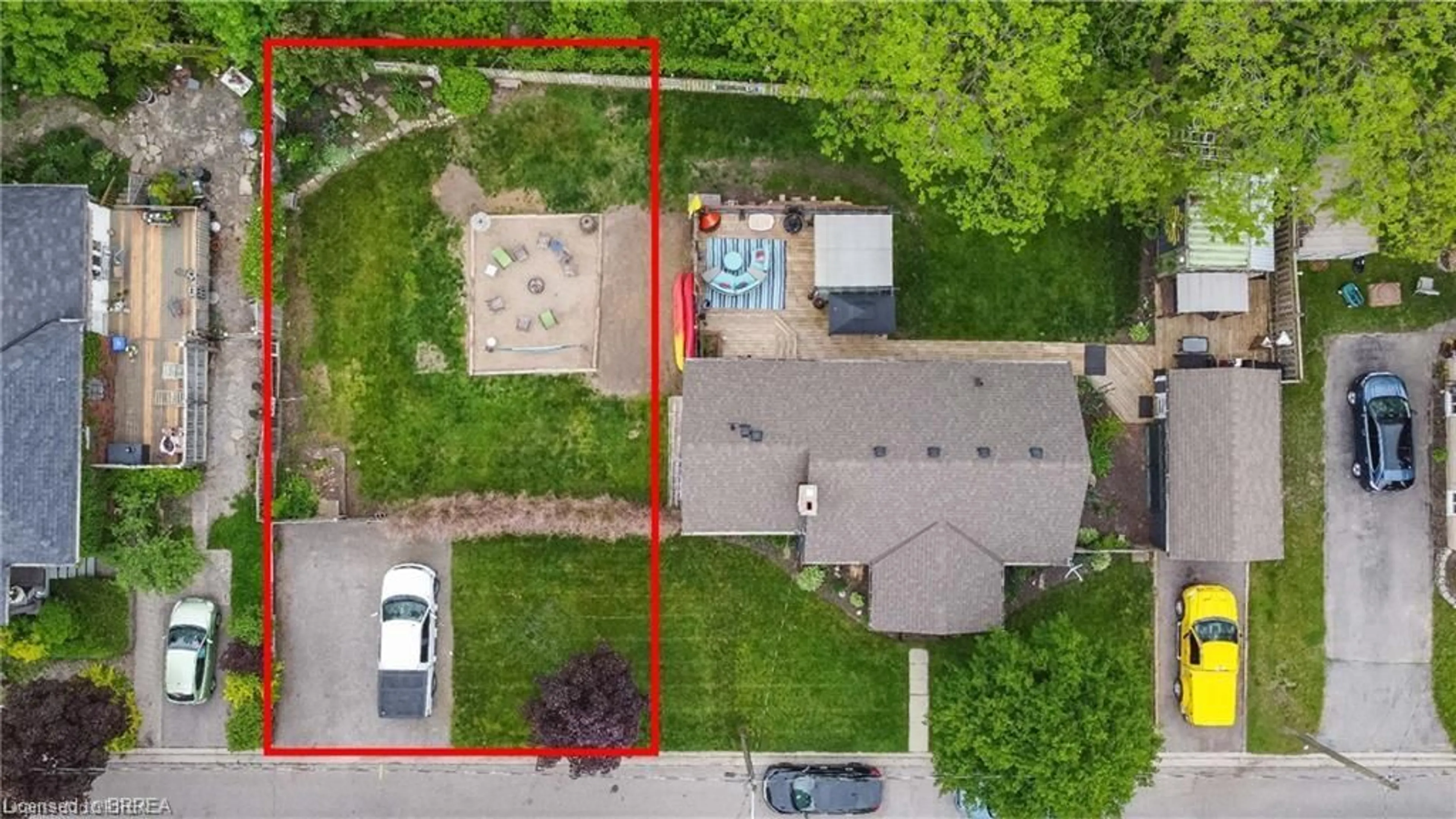 A pic from outside/outdoor area/front of a property/back of a property/a pic from drone, street for 21 Robinson Ave, Brantford Ontario N3S 1J9