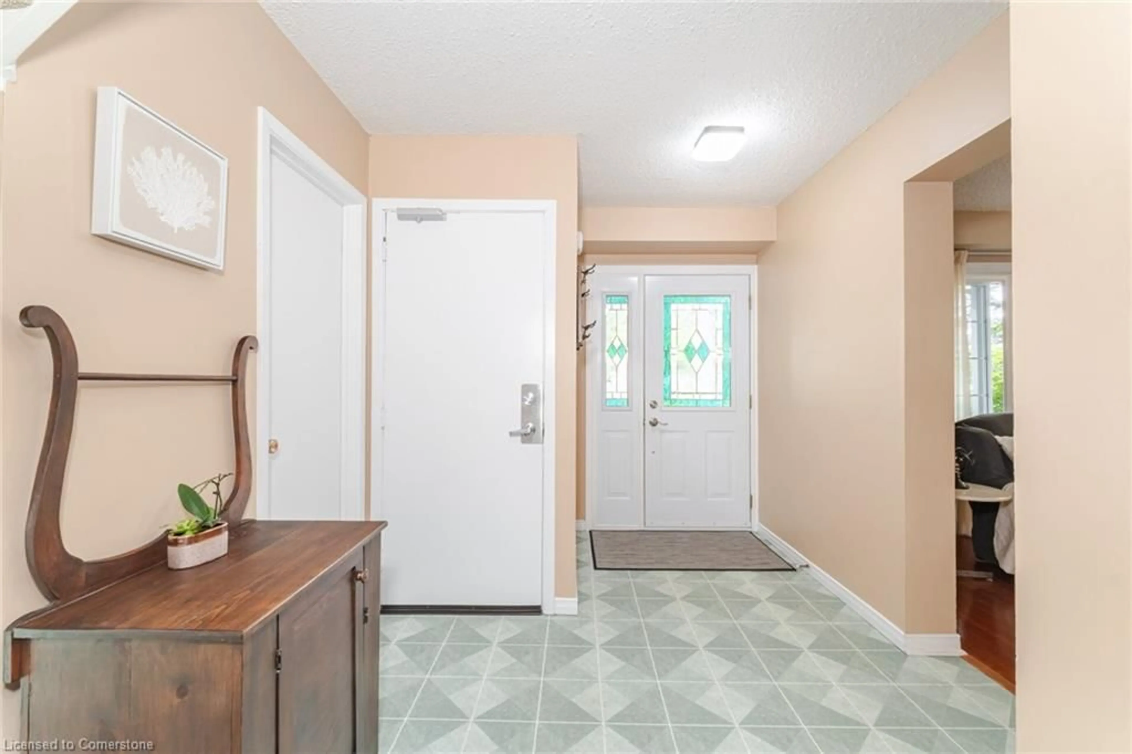 Indoor entryway for 111 Somerset Dr, Brampton Ontario L6Z 1C1