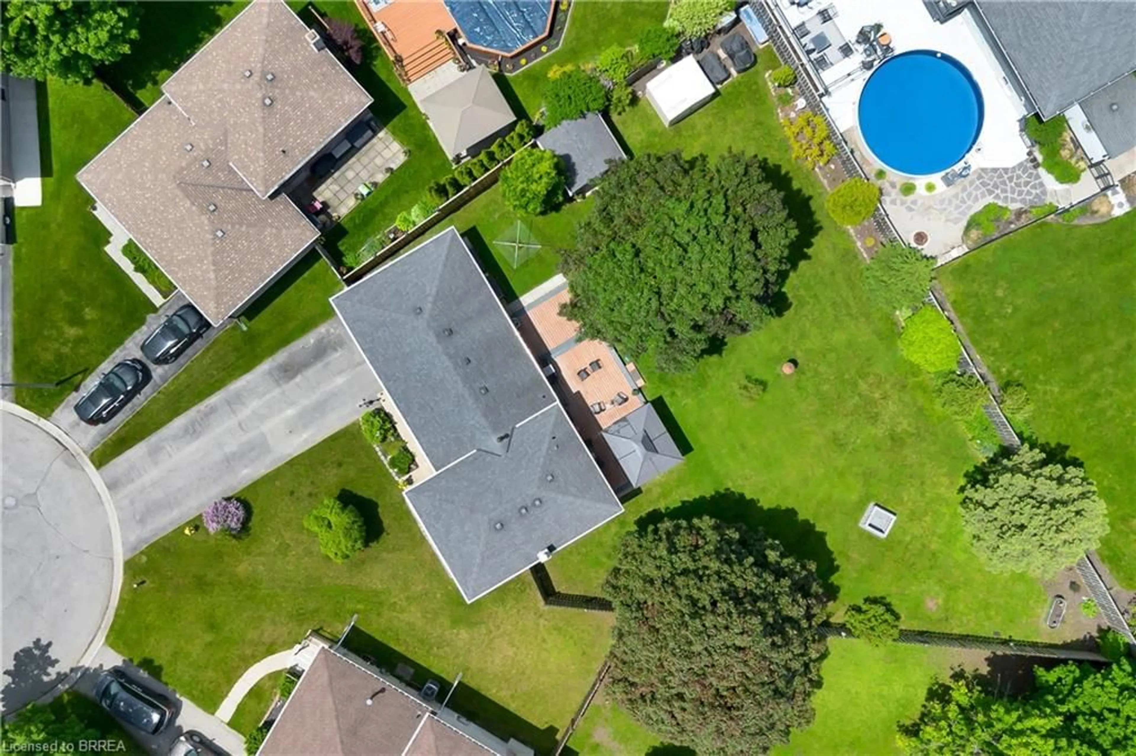 A pic from outside/outdoor area/front of a property/back of a property/a pic from drone, street for 18 Clover Crt, Paris Ontario N3L 3M7