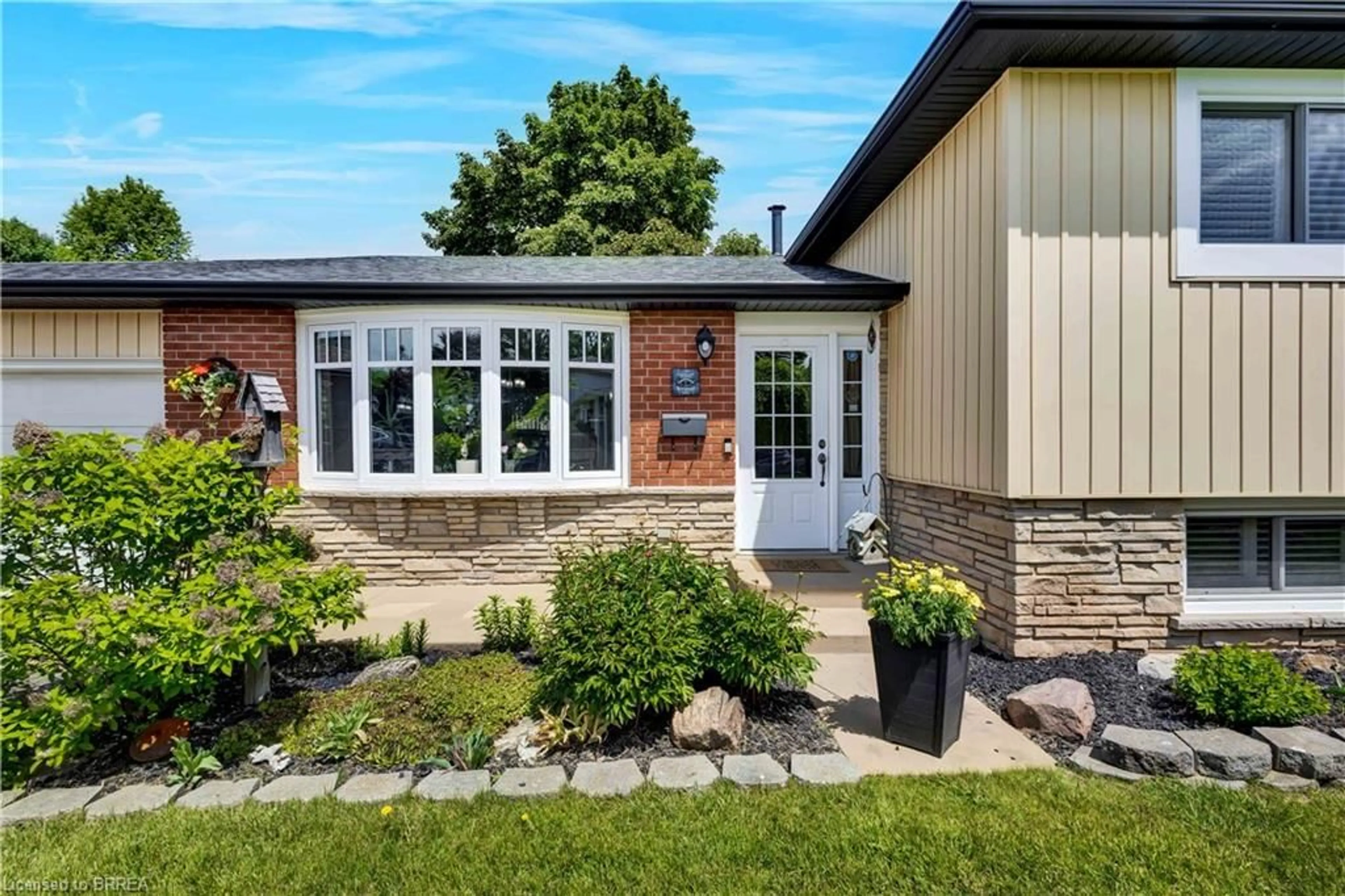 Home with brick exterior material, street for 18 Clover Crt, Paris Ontario N3L 3M7