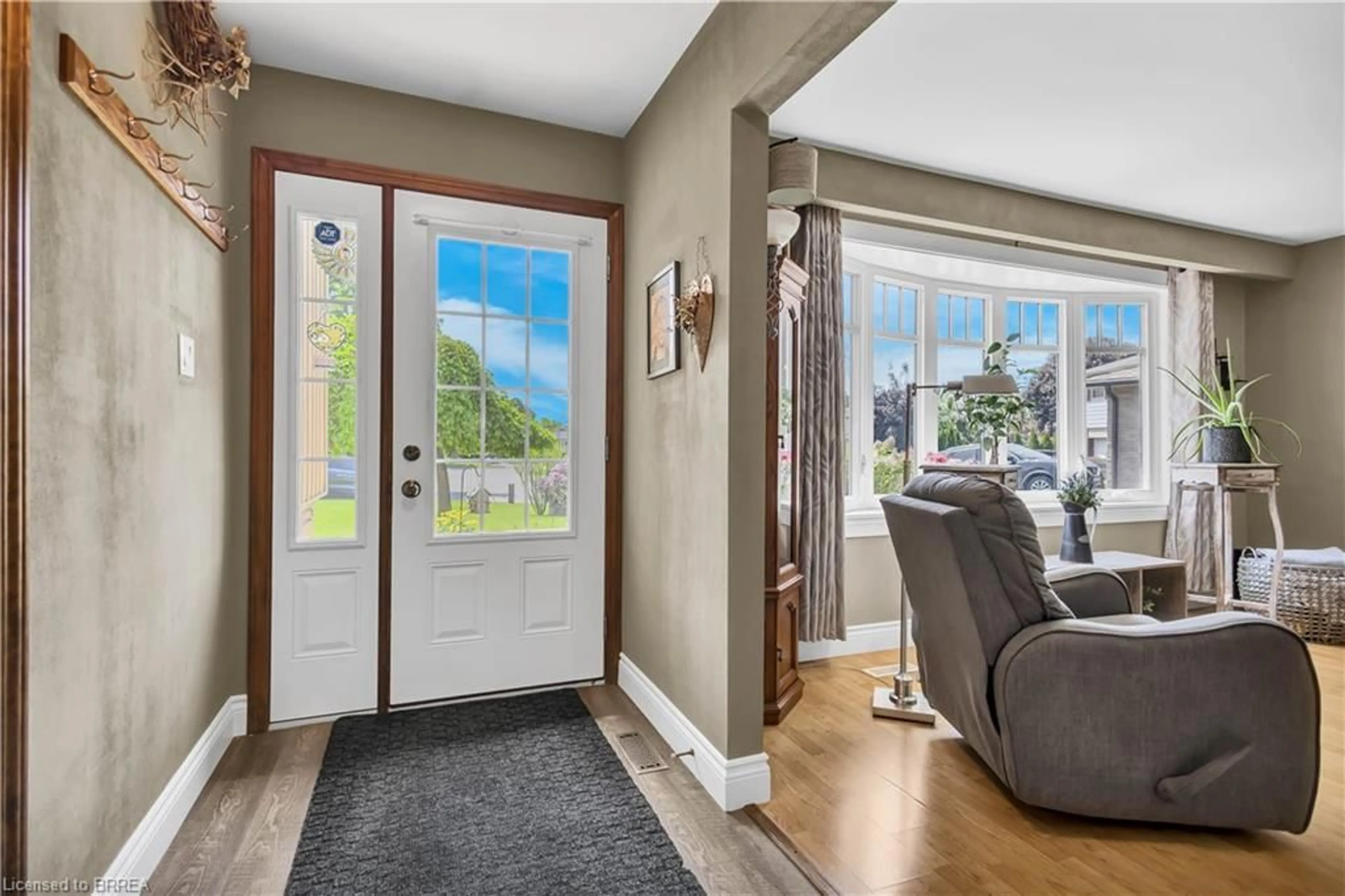 Indoor entryway for 18 Clover Crt, Paris Ontario N3L 3M7