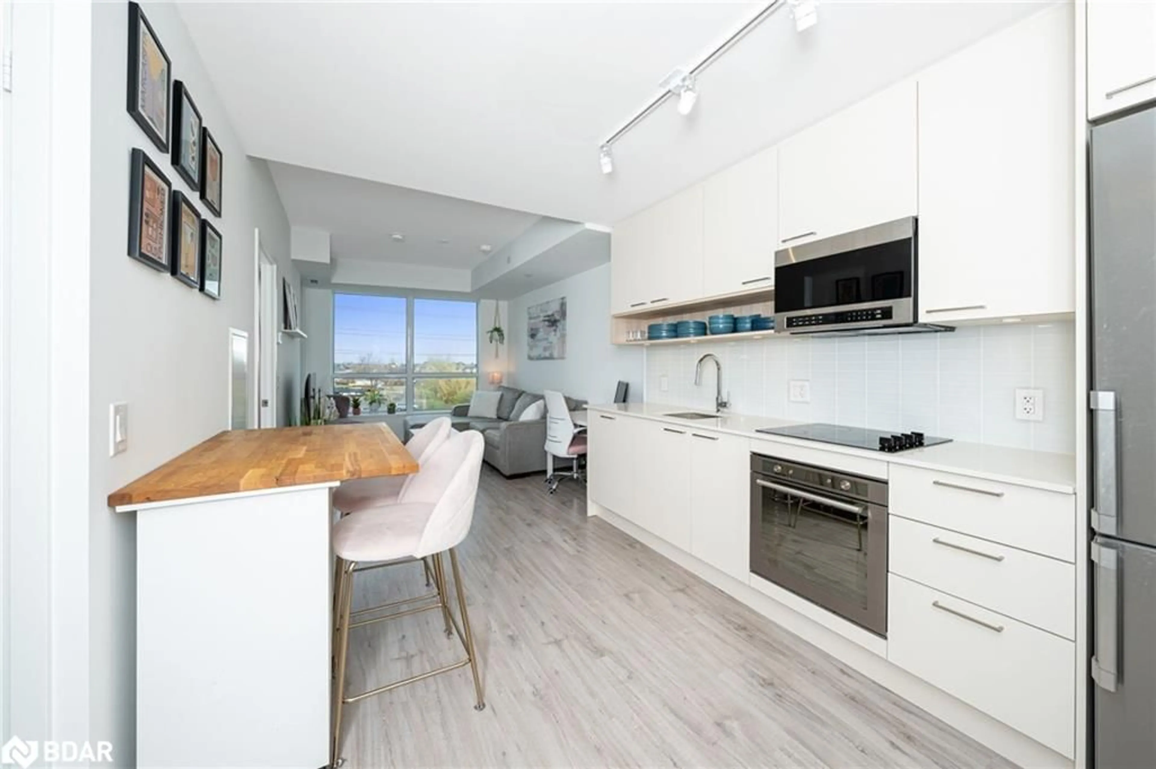 Standard kitchen, wood/laminate floor for 3005 Pine Glen Rd #308, Oakville Ontario L6M 5P5