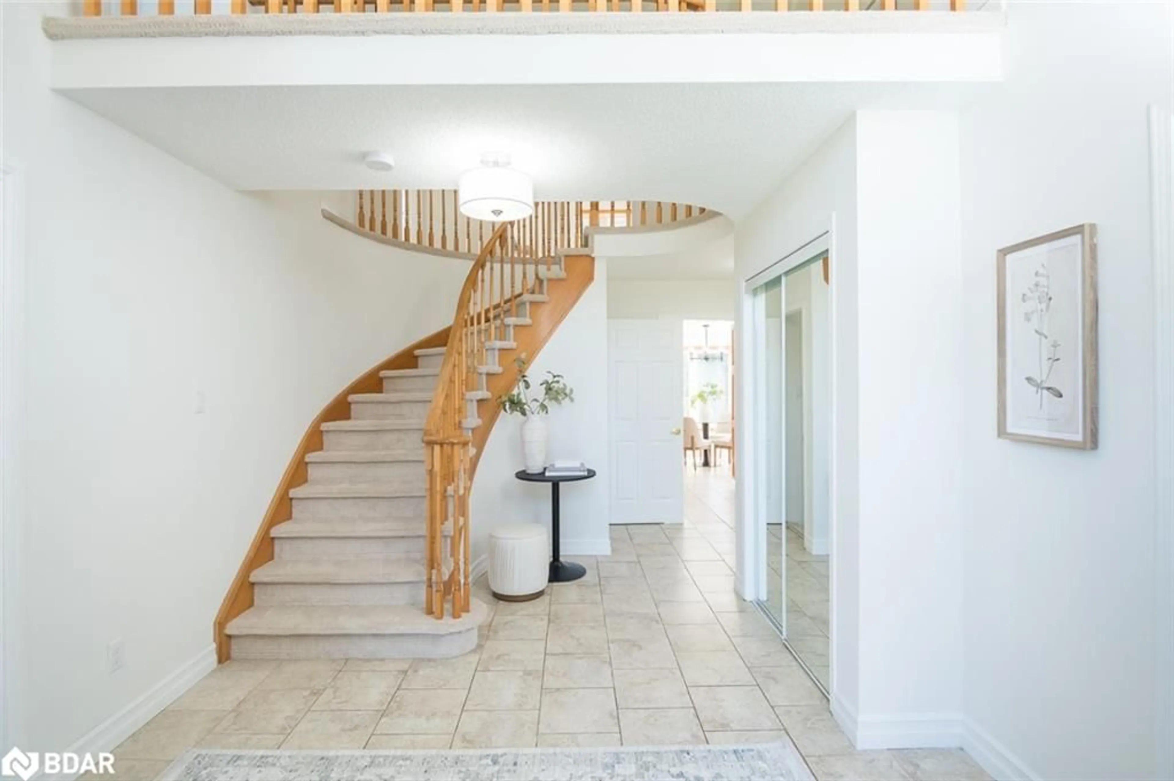 Indoor foyer for 3751 Bishop Strachan Crt, Mississauga Ontario L5N 6N9