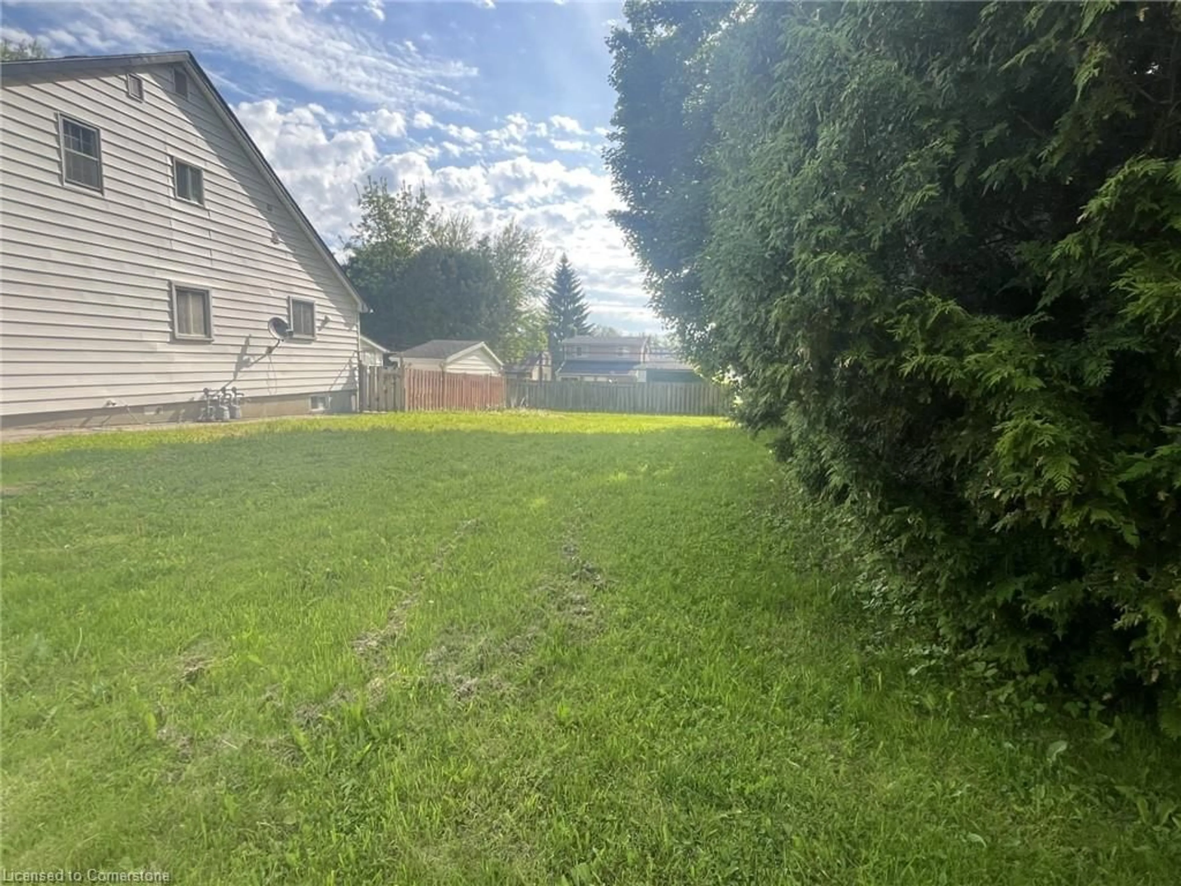 A pic from outside/outdoor area/front of a property/back of a property/a pic from drone, unknown for 101 King Lane, Simcoe Ontario N3Y 3Z6