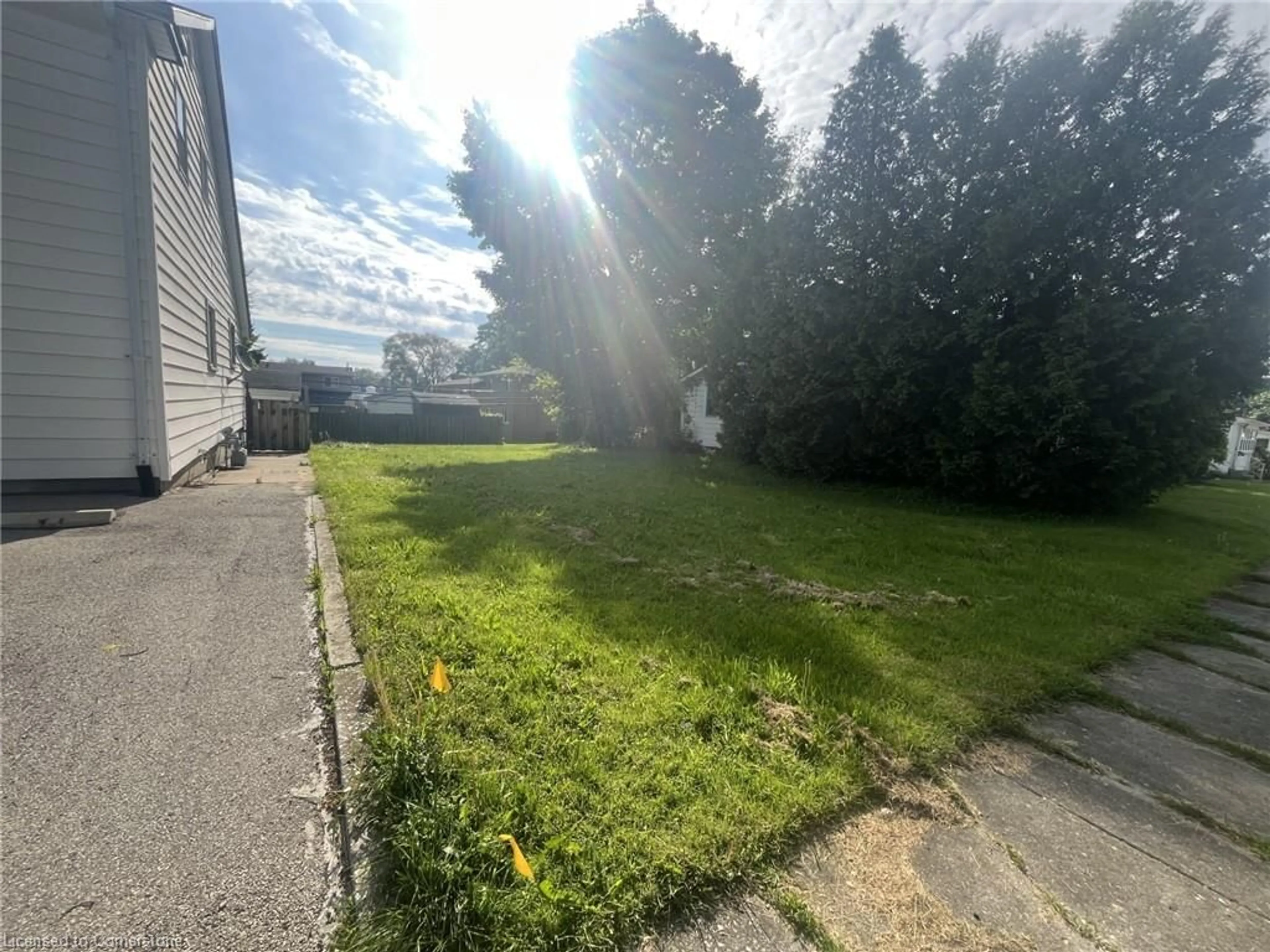 A pic from outside/outdoor area/front of a property/back of a property/a pic from drone, street for 101 King Lane, Simcoe Ontario N3Y 3Z6