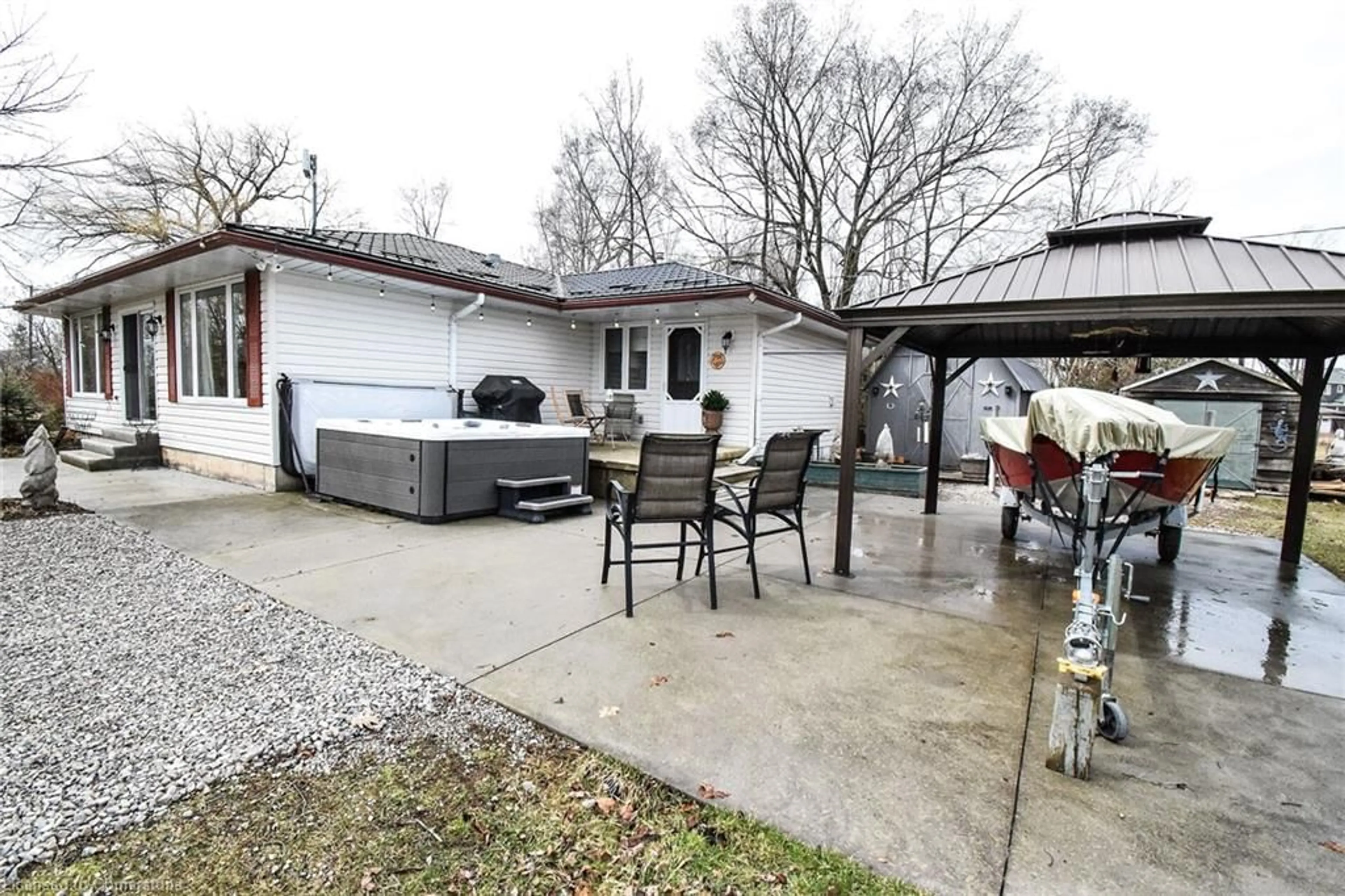 Patio, street for 776 Sandy Bay Rd, Dunnville Ontario N1A 2W6