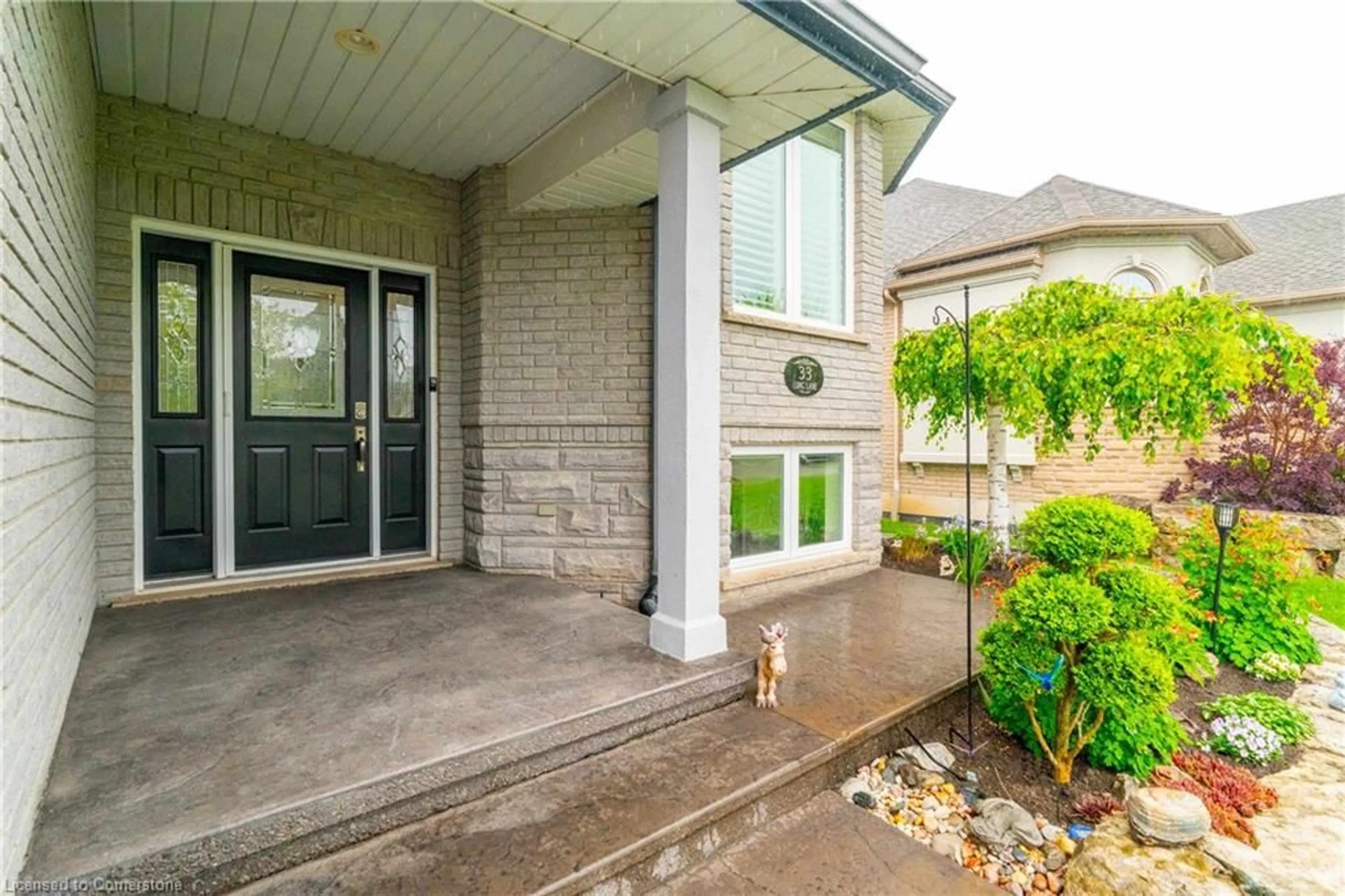 Indoor entryway for 33 Long Lane, Paris Ontario N3L 4E9