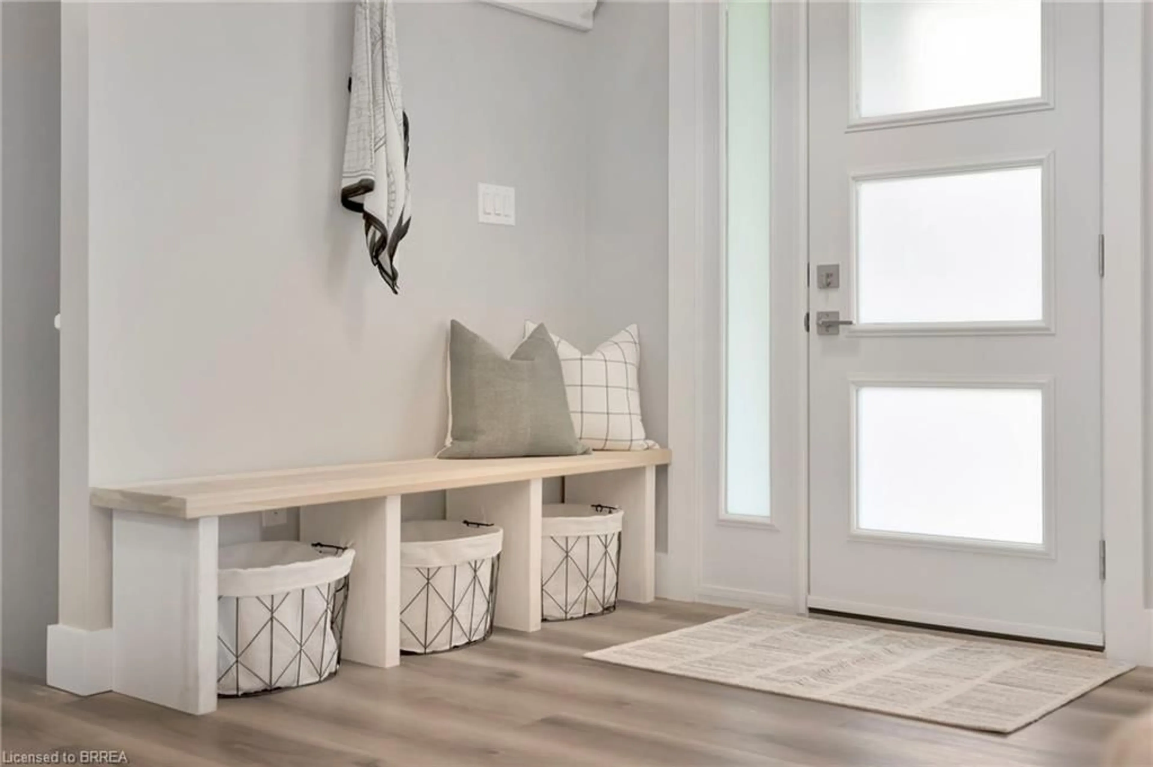Indoor entryway for 7504 Indian Line, Victoria Mills Ontario N0E 1Z0