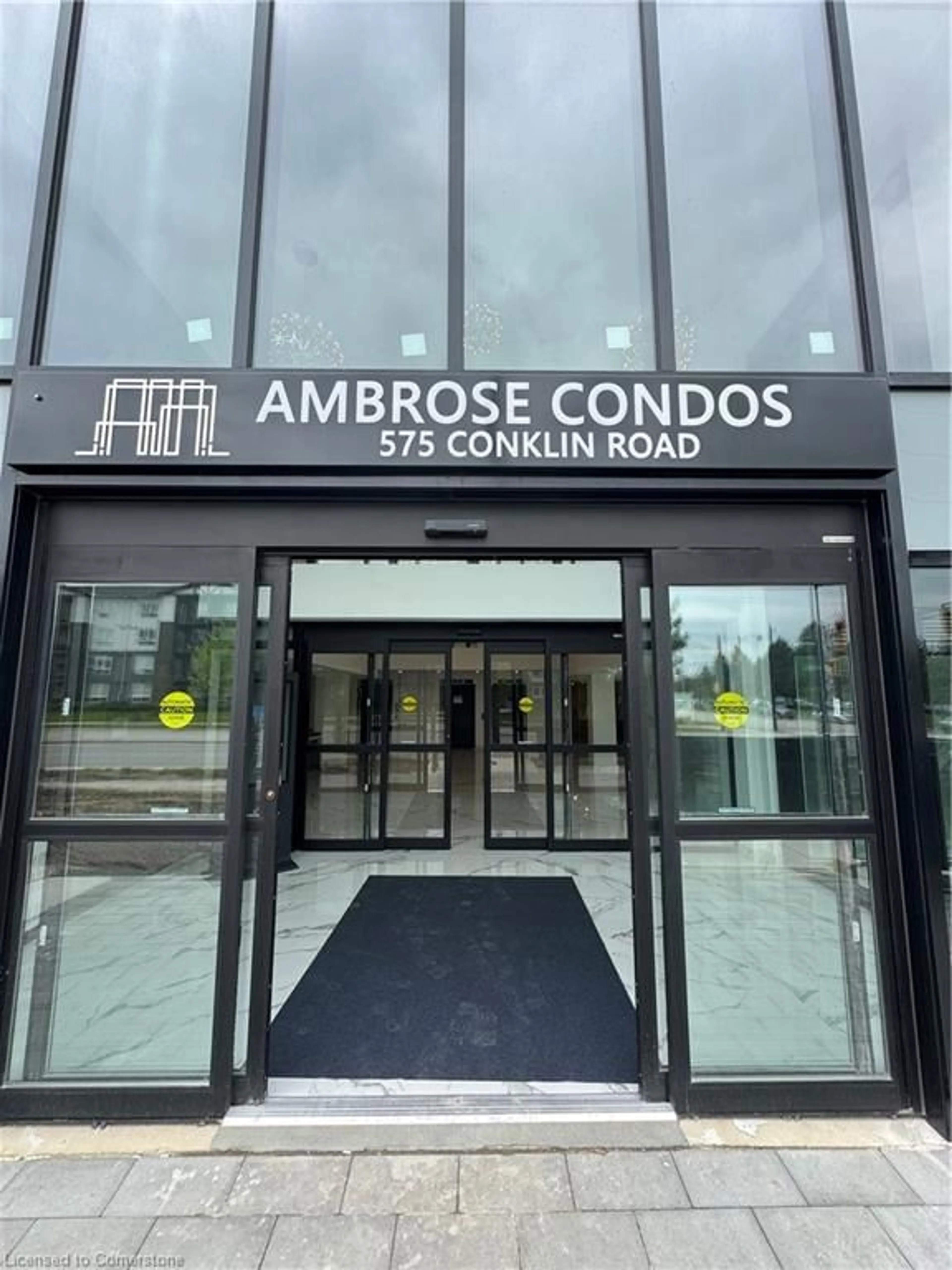 Indoor foyer for 575 Conklin Rd #720, Brantford Ontario N3T 0B9
