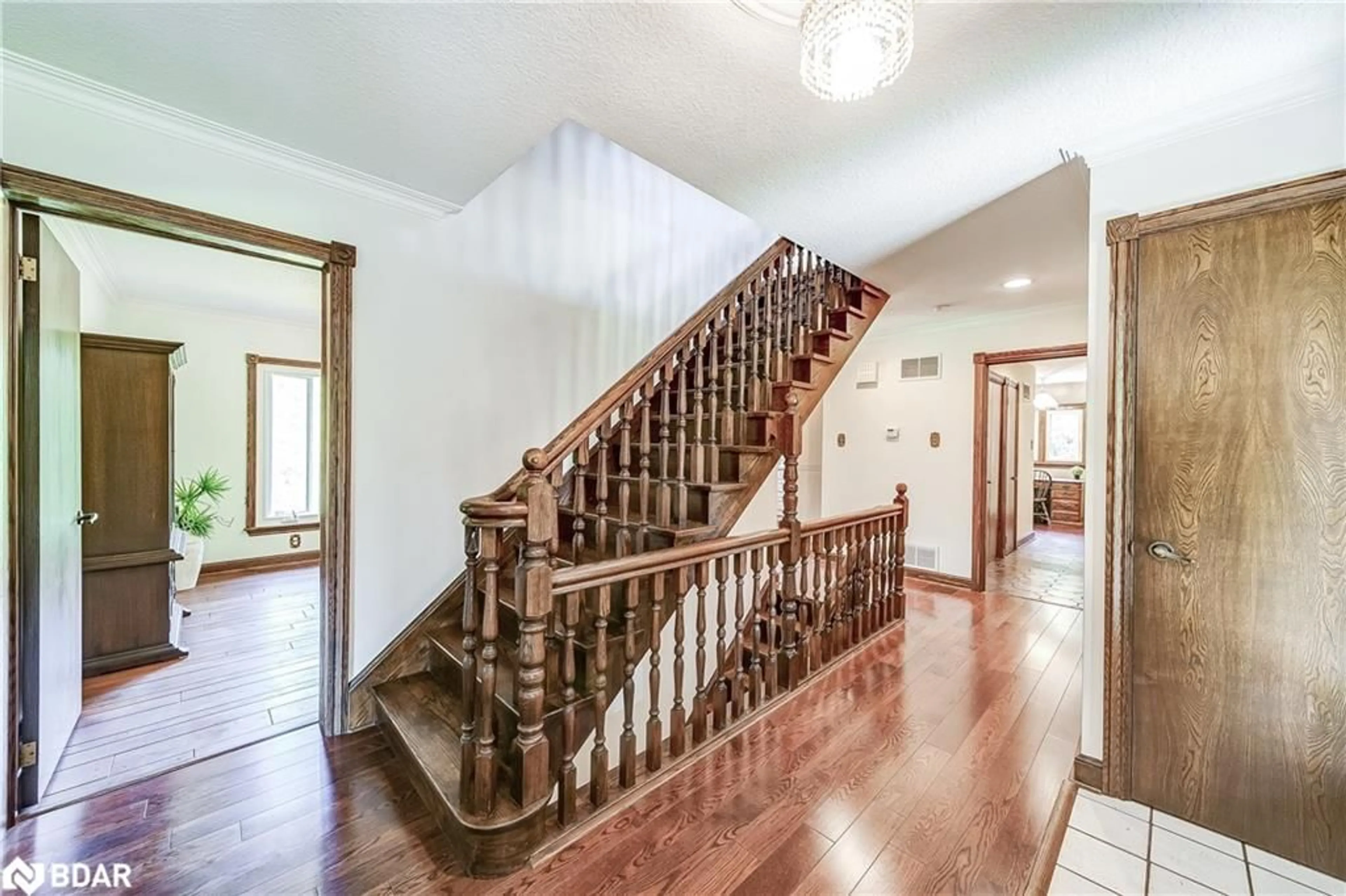 Indoor foyer for 231 Ridge Rd, Aurora Ontario L4G 0M3