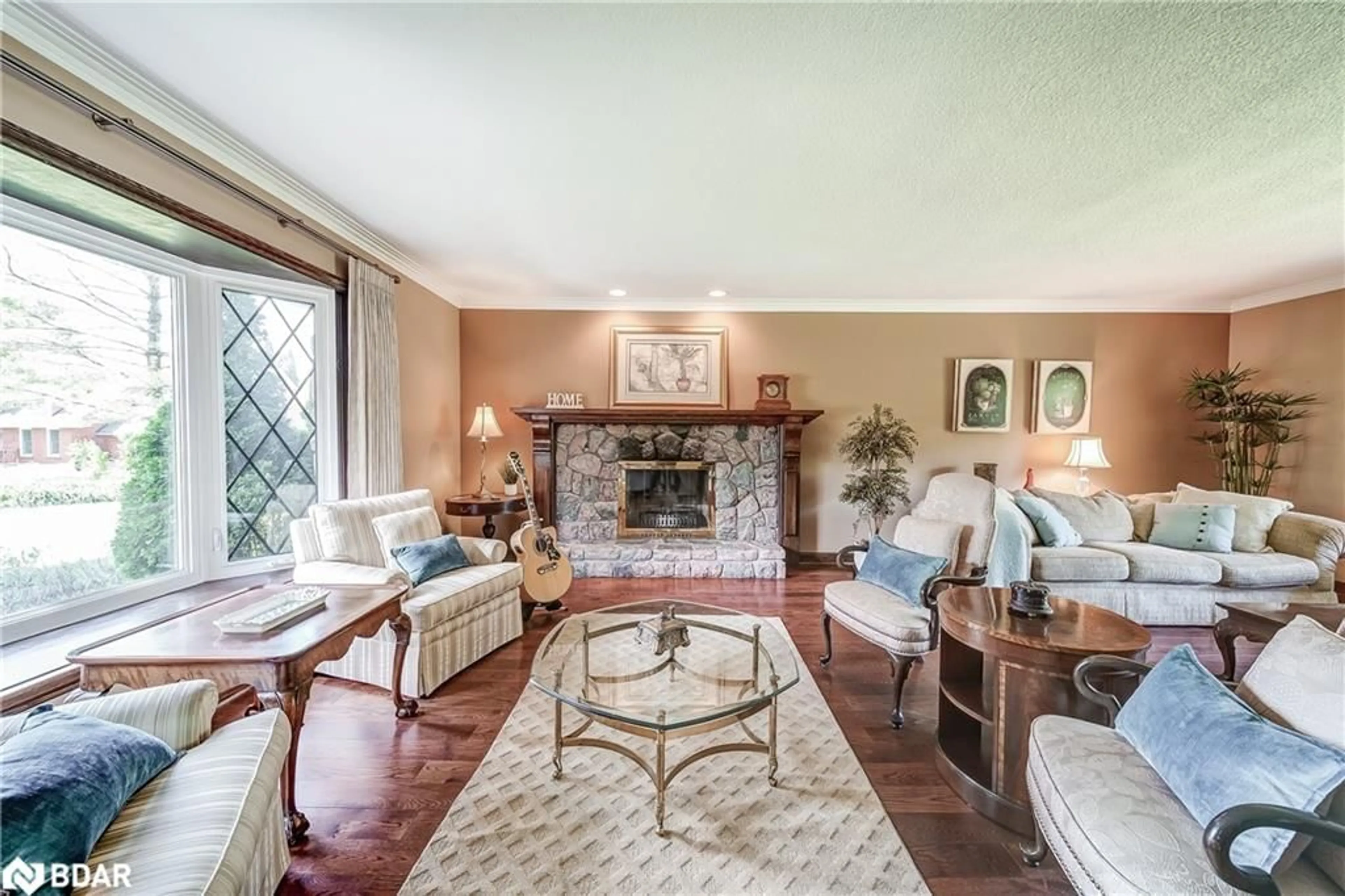 Living room with furniture, unknown for 231 Ridge Rd, Aurora Ontario L4G 0M3