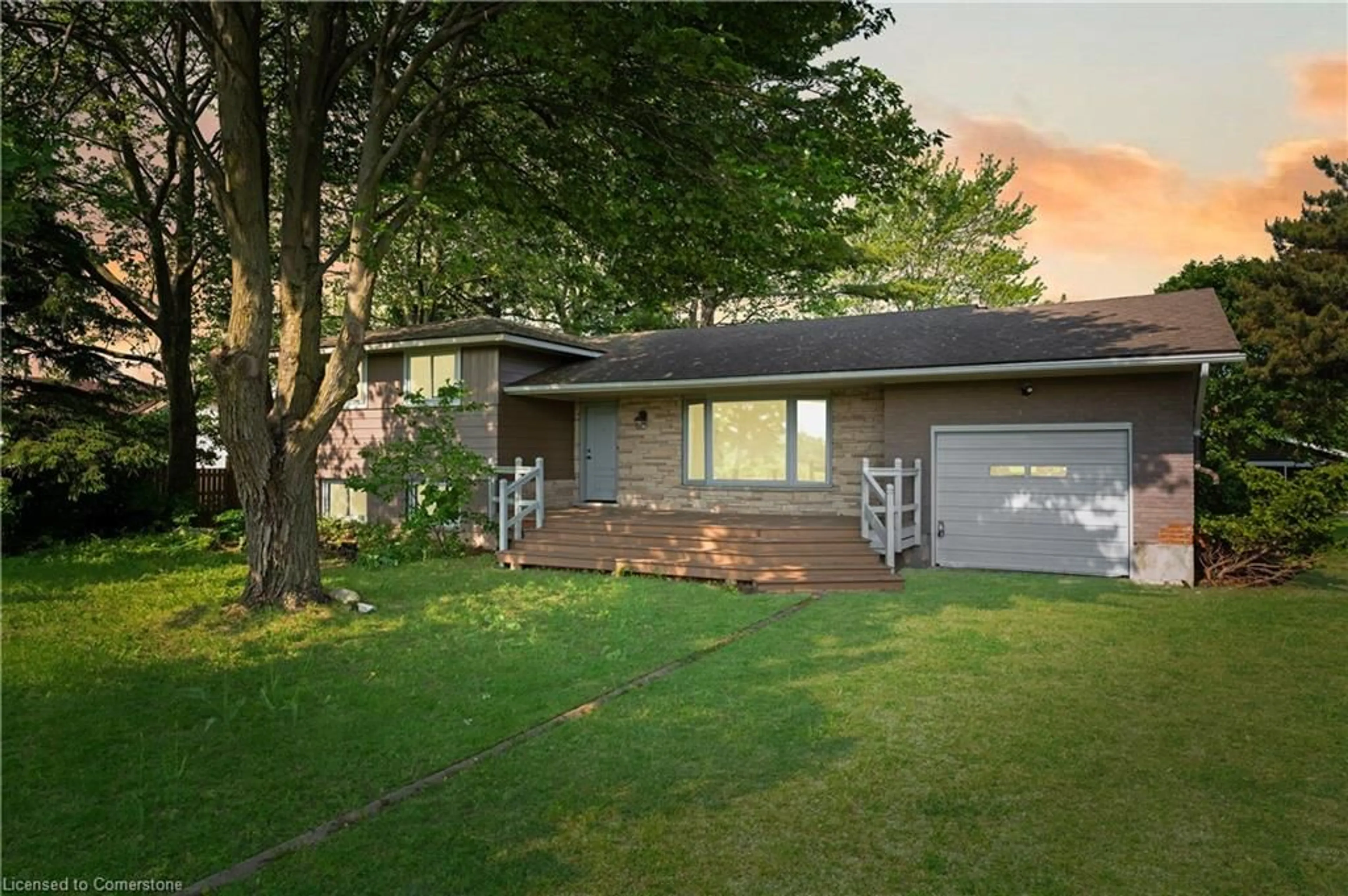 Home with vinyl exterior material, street for 1940 Wagg Rd, Niagara-on-the-Lake Ontario L0S 1J0