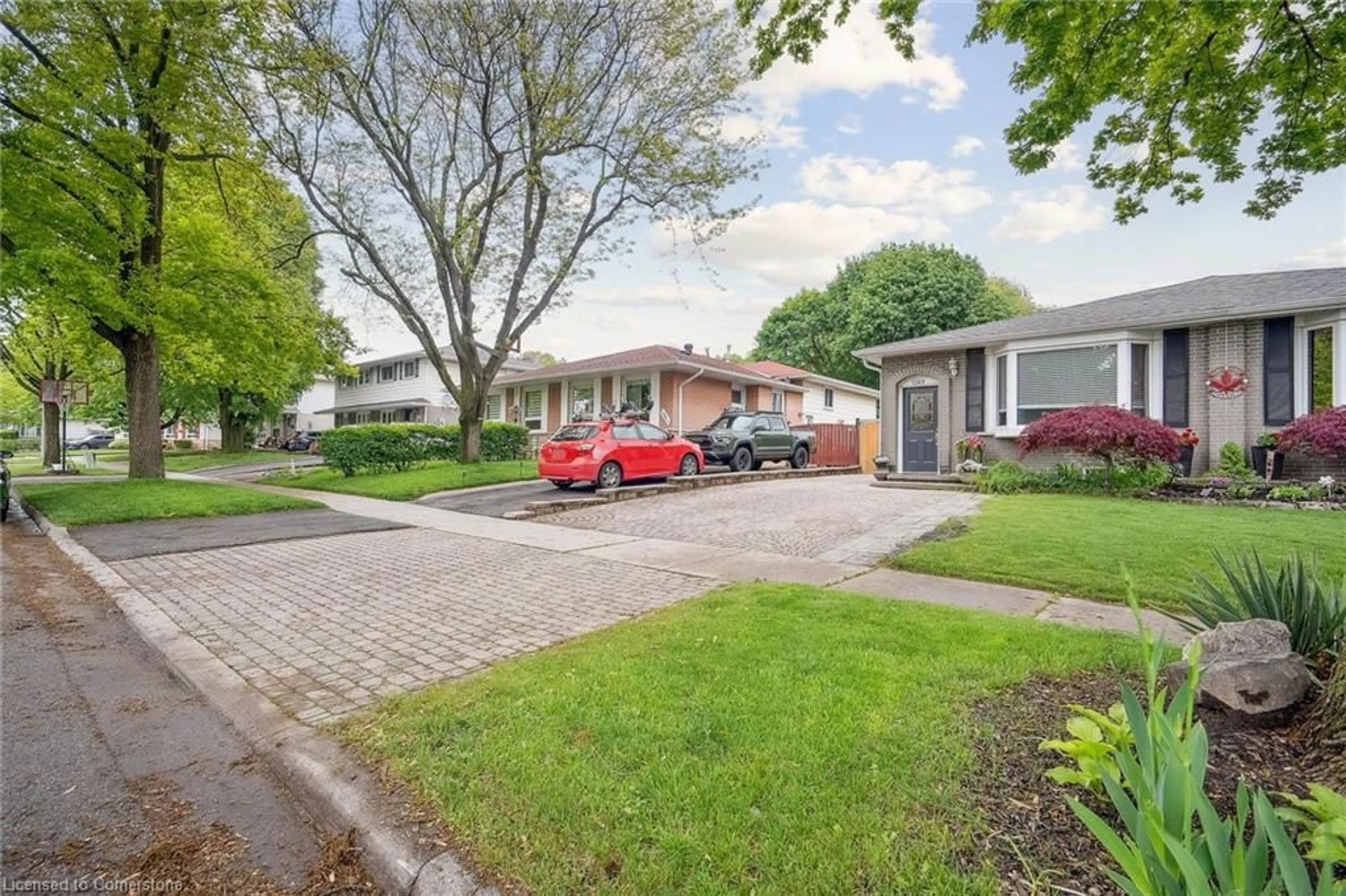 A pic from outside/outdoor area/front of a property/back of a property/a pic from drone, street for 1369 Roylen Rd, Oakville Ontario L6H 1V5