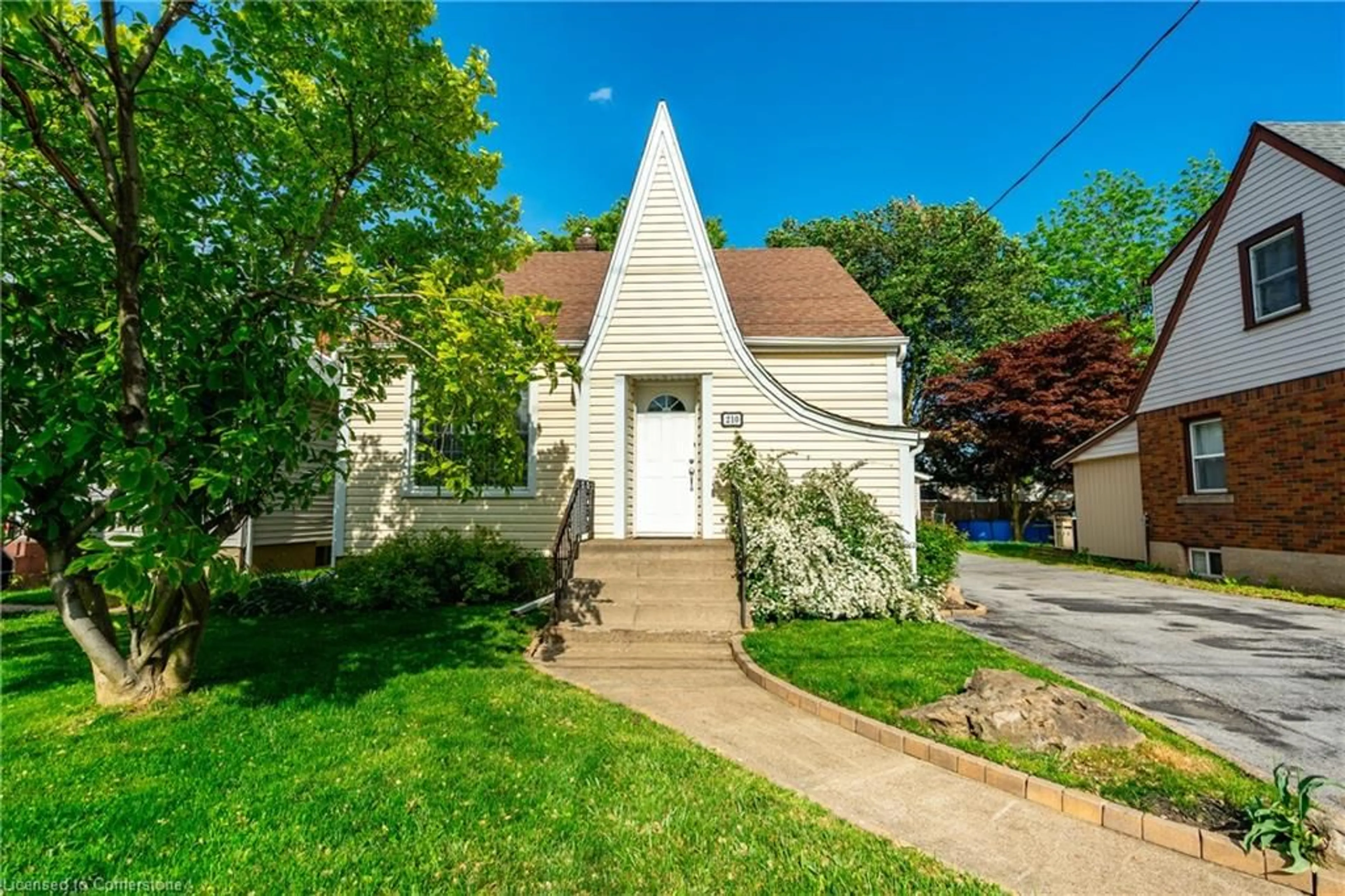 Home with vinyl exterior material, street for 210 Vine St, St. Catharines Ontario L2M 4S8