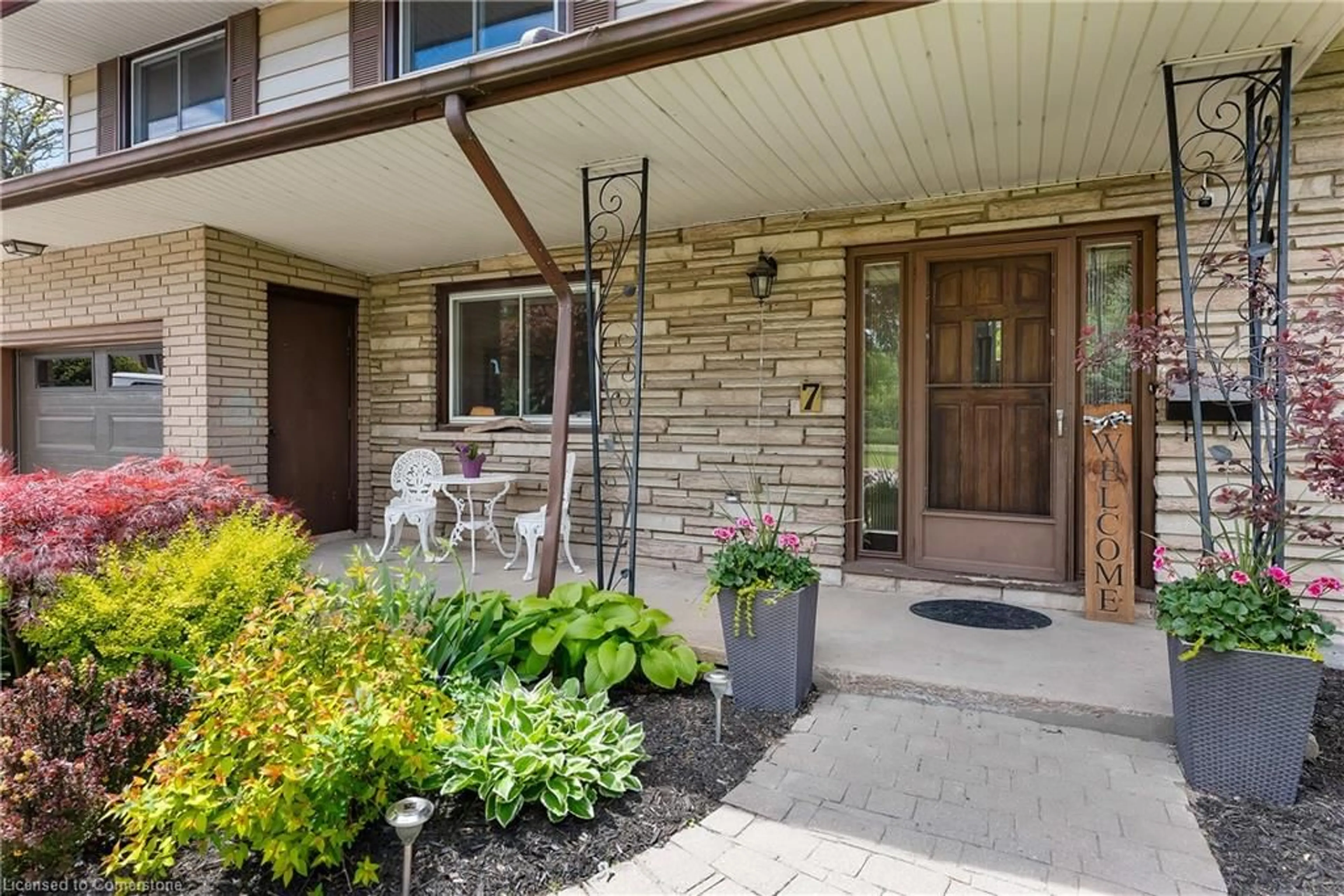 Indoor entryway for 7 Saturn Crt, St. Catharines Ontario L2M 2S9