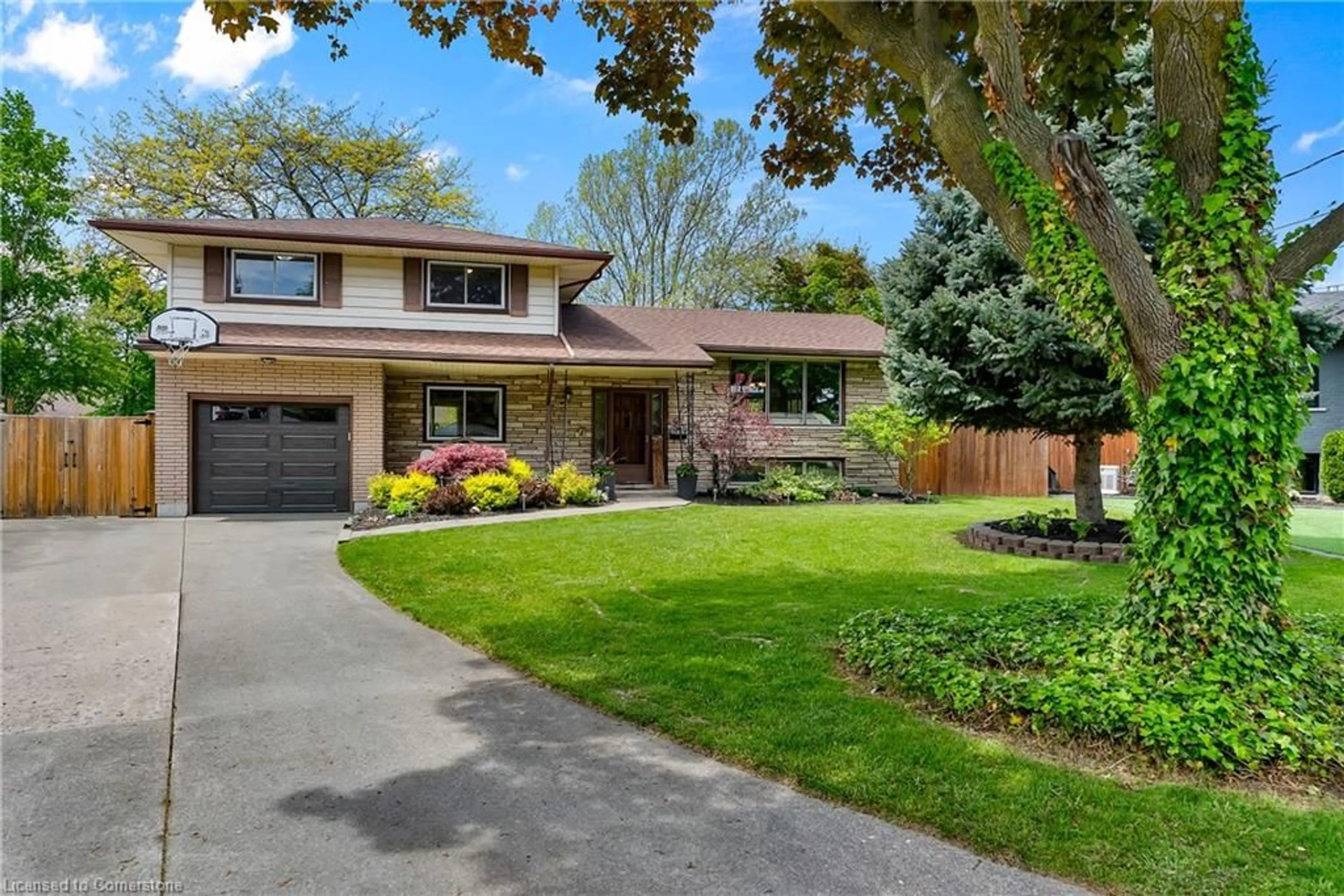 Home with brick exterior material, street for 7 Saturn Crt, St. Catharines Ontario L2M 2S9