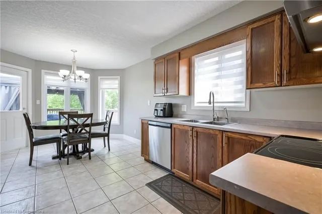 Additional property image - 10 Queen Charlotte Cres