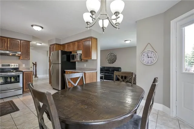 Additional property image - 10 Queen Charlotte Cres