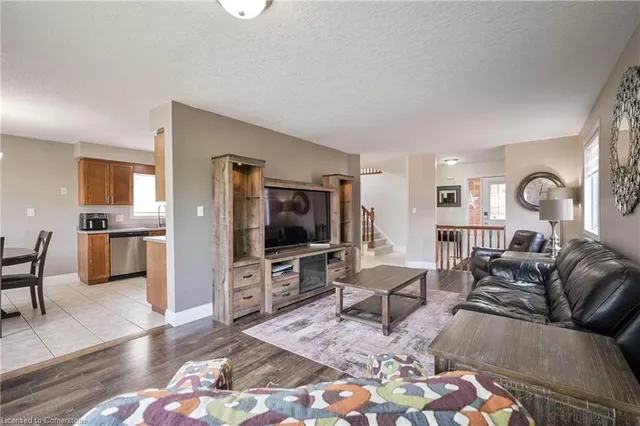 Additional property image - 10 Queen Charlotte Cres
