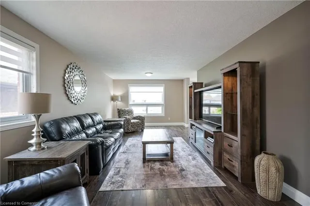 Additional property image - 10 Queen Charlotte Cres