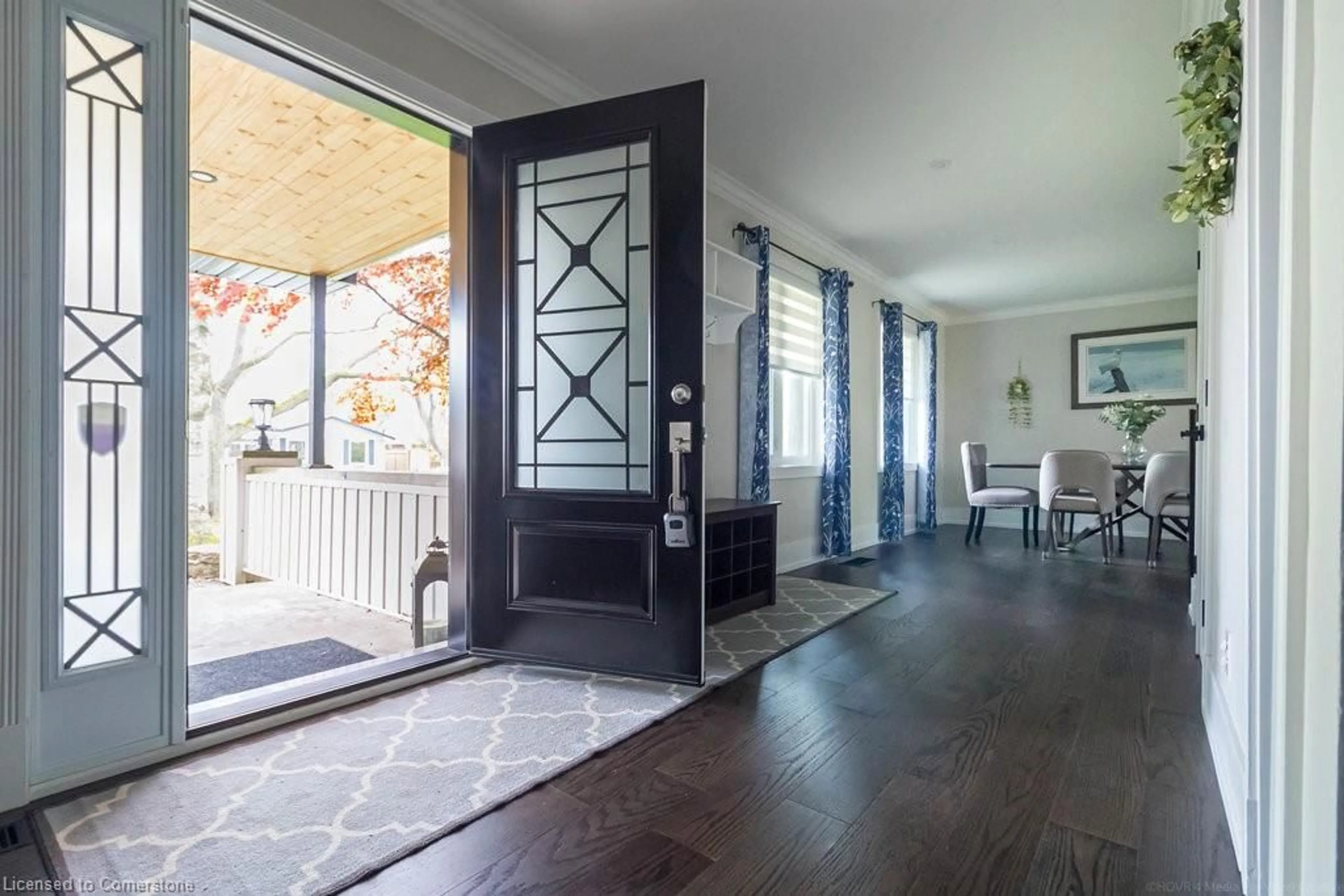 Indoor foyer for 4518 Concord Pl, Burlington Ontario L7L 1J4