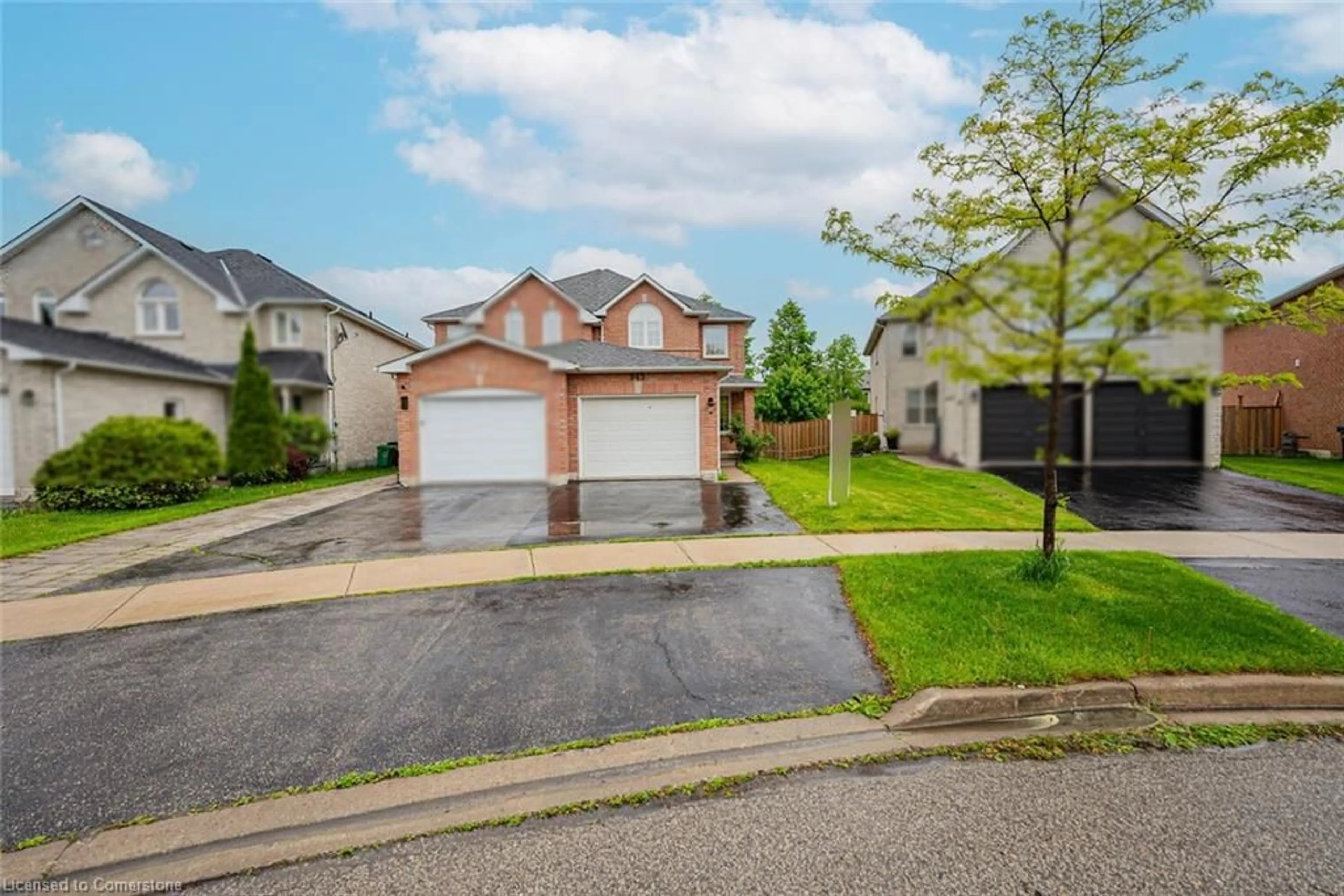 A pic from outside/outdoor area/front of a property/back of a property/a pic from drone, street for 945 Applecroft Cir, Mississauga Ontario L5V 2A6