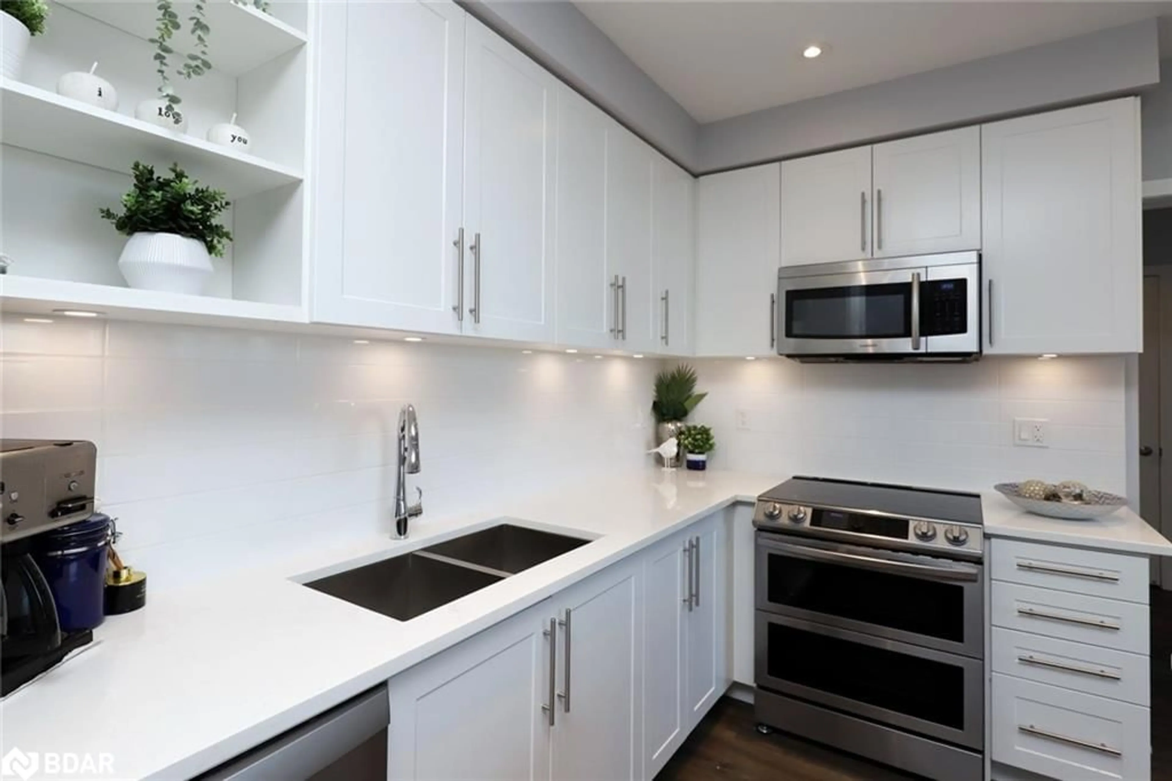 Contemporary kitchen, ceramic/tile floor for 4699 Glen Erin Drive Dr #109, Mississauga Ontario L5M 2E5
